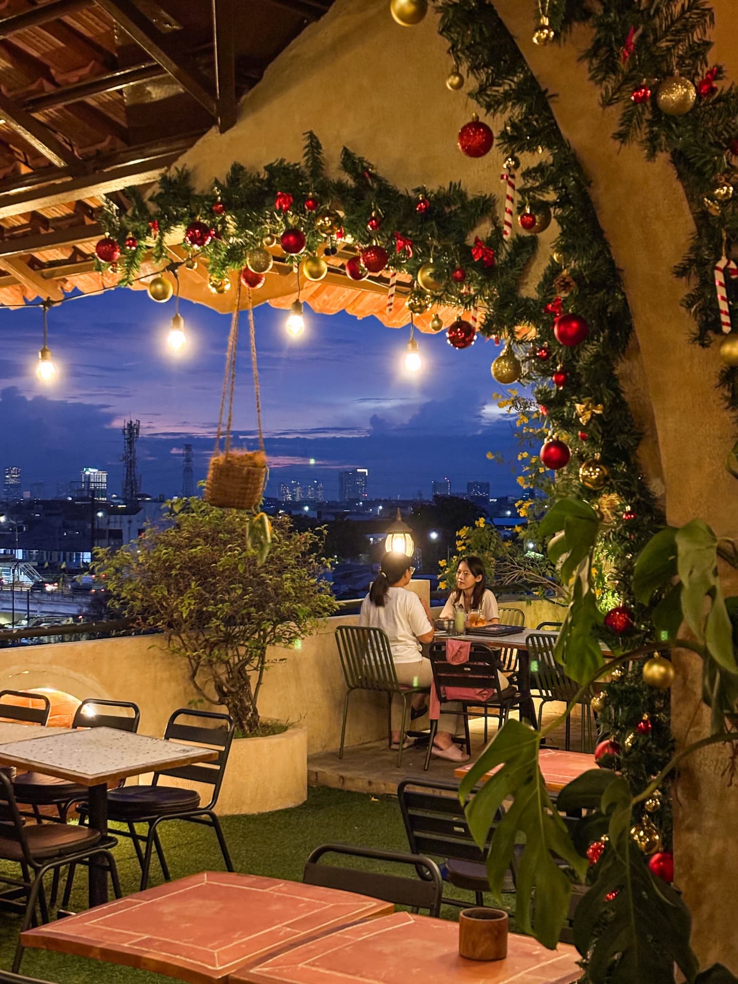 谁说雅加达北部没好地方？这家屋顶披萨店第一个不服！