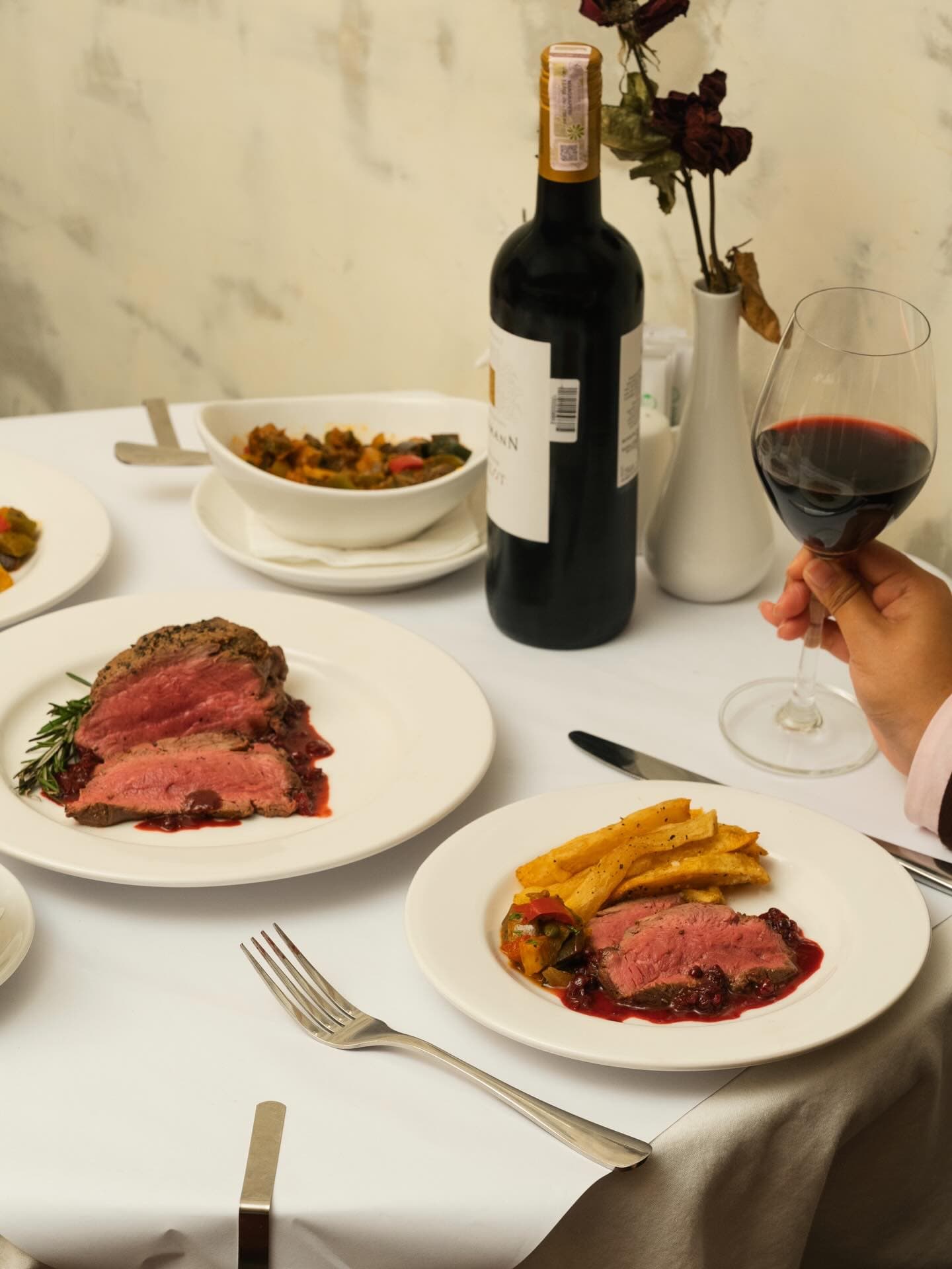 Vibe-nya Mantap, rasanya B aja? Nongkrong di BRIQ Bistro Jakarta ini emang agak laen.