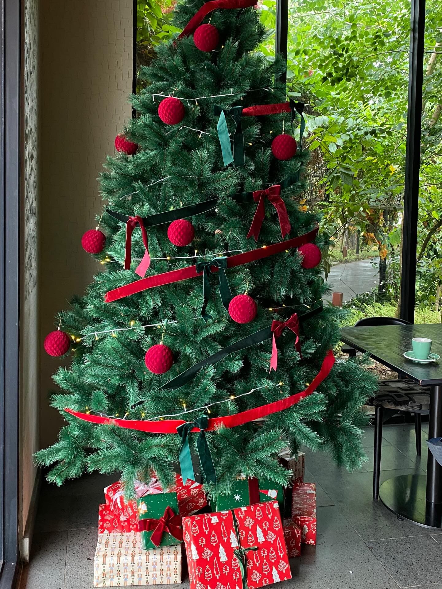 Calling all Jakarta Digital Nomads! This apartment "office" cafe is next level. 5