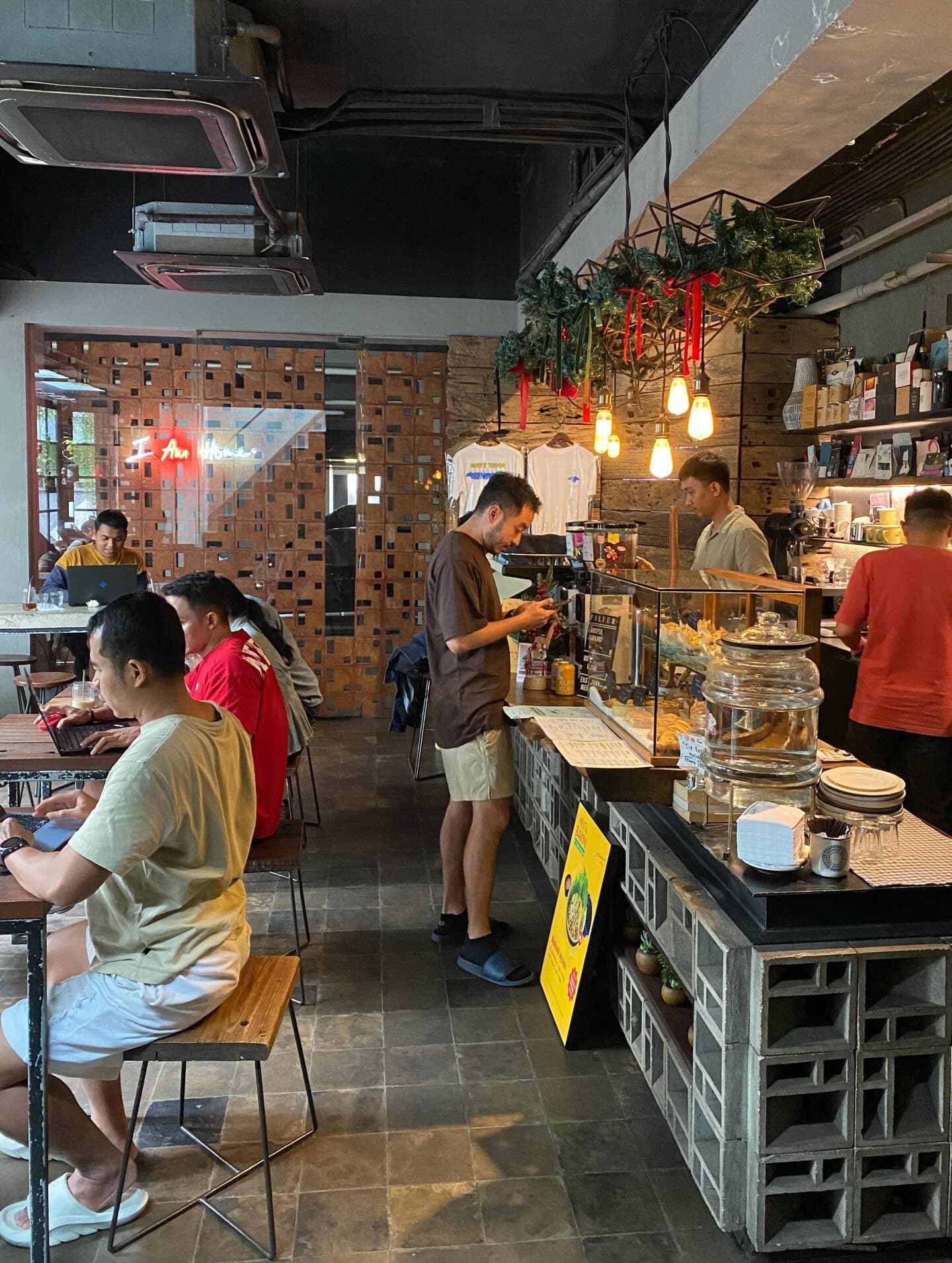 Calling all Jakarta Digital Nomads! This apartment "office" cafe is next level. 3