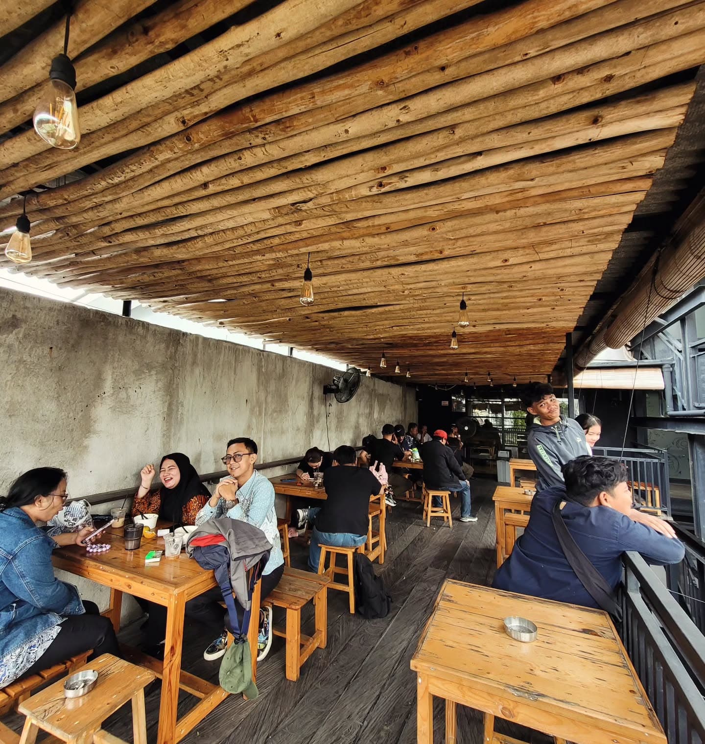 Rating Google 5.0, tapi kok pelayannya jutek? Tempat Nongkrong di Jaktim ini emang agak laen. 4