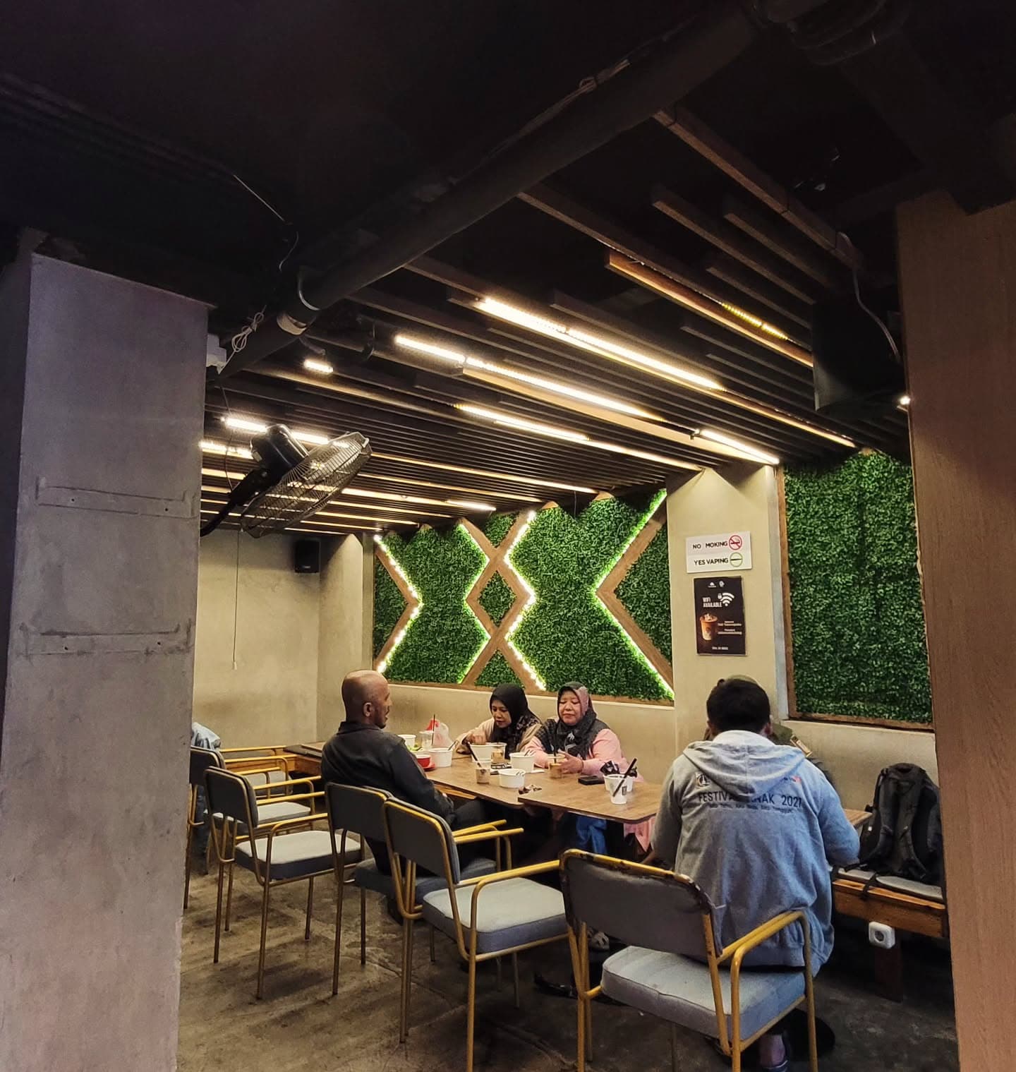 Rating Google 5.0, tapi kok pelayannya jutek? Tempat Nongkrong di Jaktim ini emang agak laen. 7