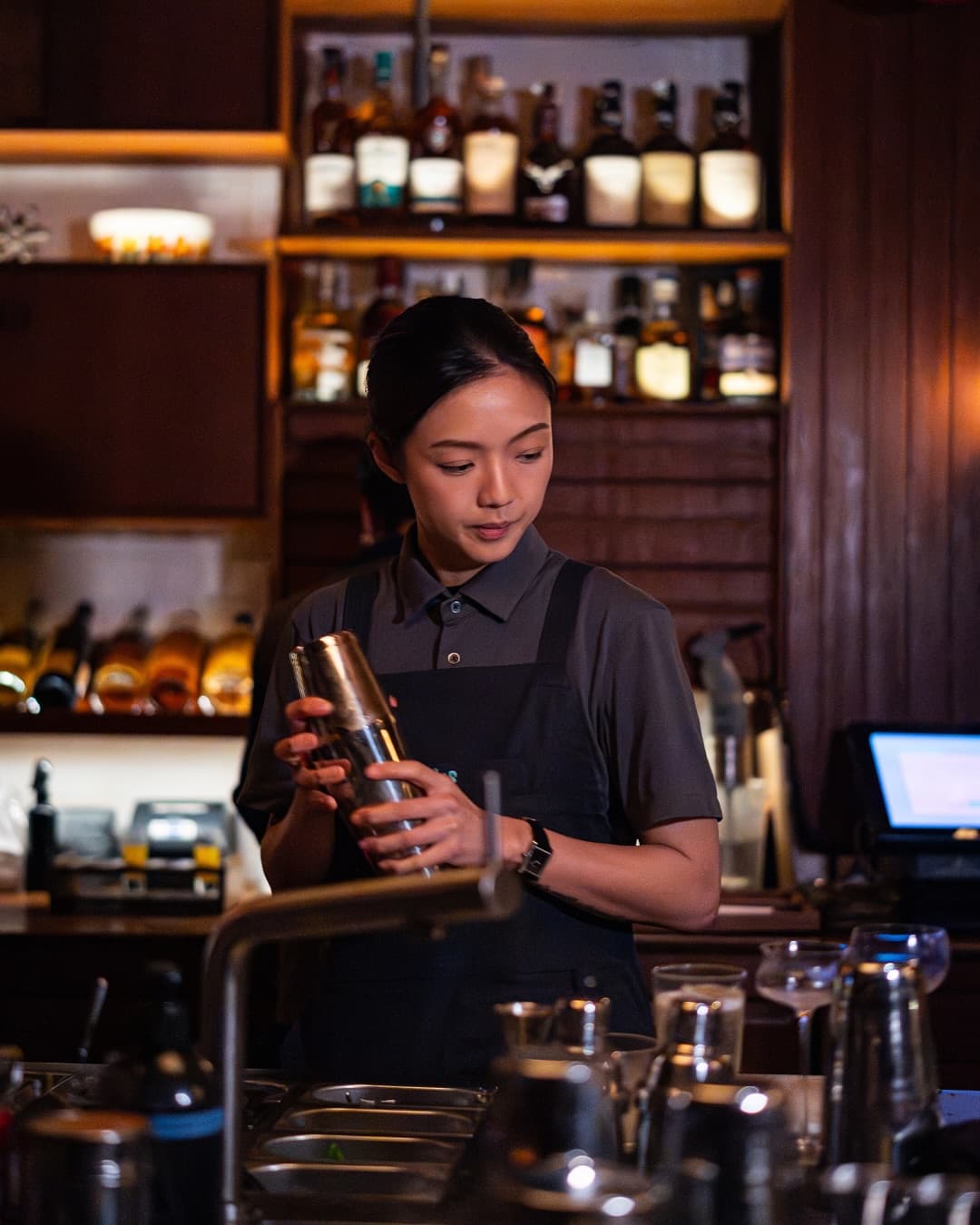 Anjay, pelayannya lebih galak dari gue? Nongkrong di bar viral Senopati ini, mending pas Happy Hour aja buat cari promo 4