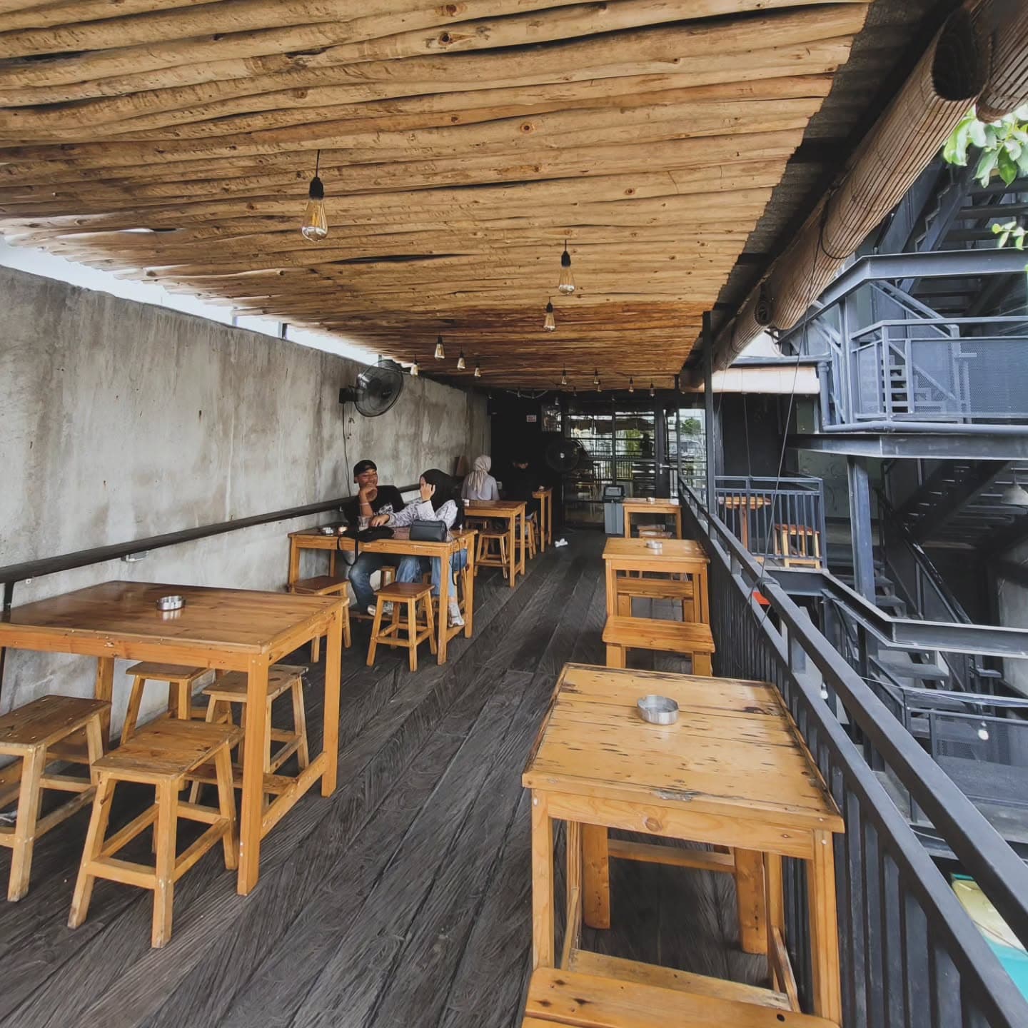 Rating Google 5.0, tapi kok pelayannya jutek? Tempat Nongkrong di Jaktim ini emang agak laen. 3