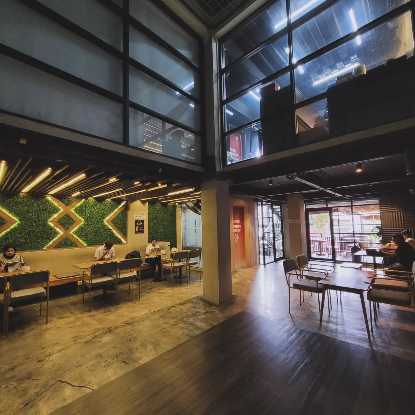 Rating Google 5.0, tapi kok pelayannya jutek? Tempat Nongkrong di Jaktim ini emang agak laen. 6