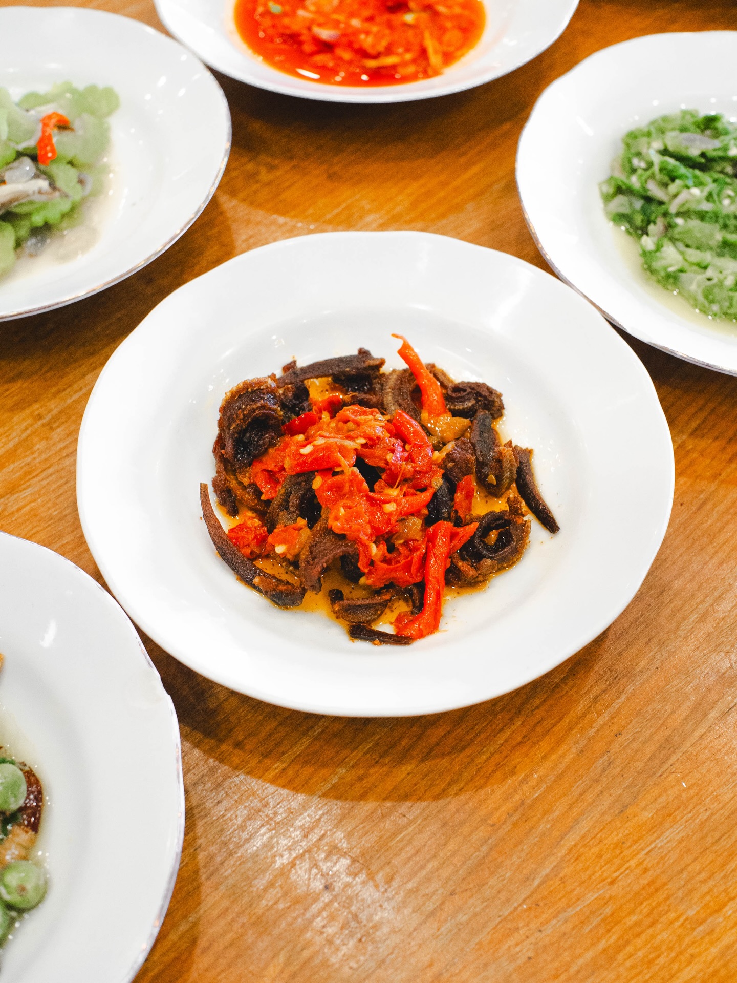 Cuma 40 ribuan per orang, resto Padang ini hampir aja mantap… 3