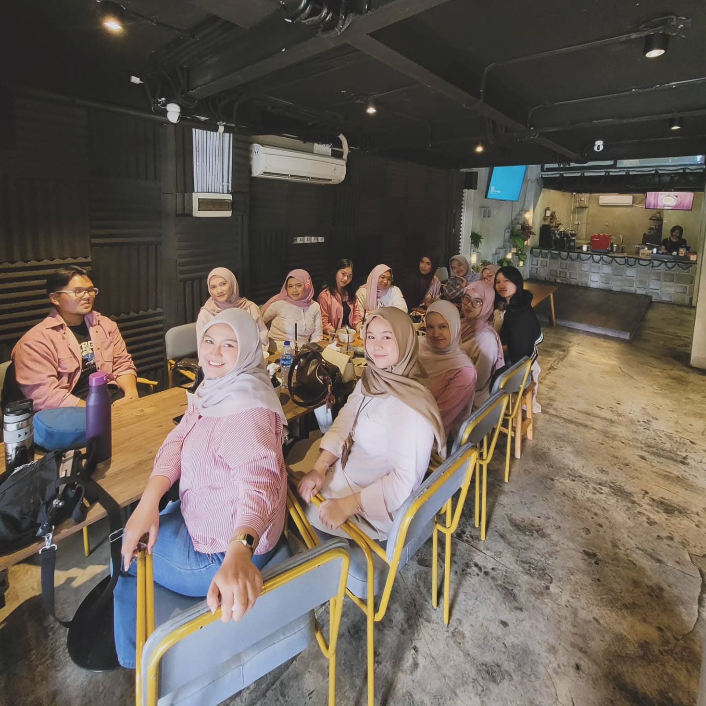 Rating Google 5.0, tapi kok pelayannya jutek? Tempat Nongkrong di Jaktim ini emang agak laen. 5