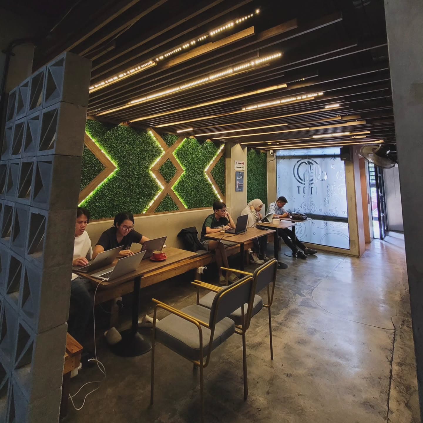 Rating Google 5.0, tapi kok pelayannya jutek? Tempat Nongkrong di Jaktim ini emang agak laen. 2