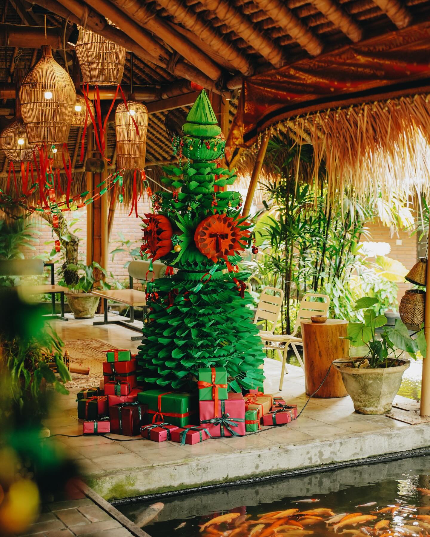 Parents with Kids in Bali, Lock Down This Overwater Restaurant! 4