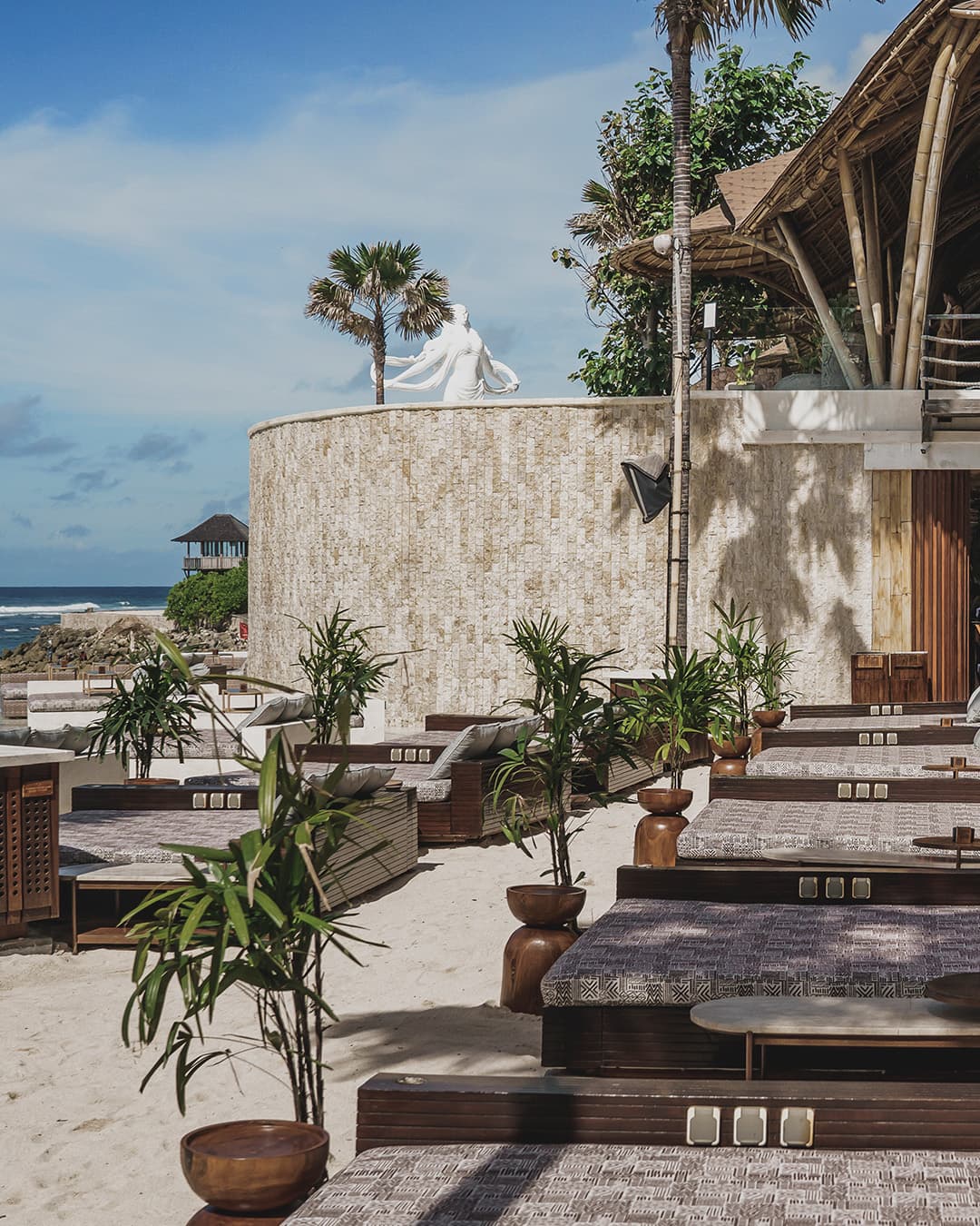 别再无脑冲！乌鲁瓦图这家网红Beach Club，美貌与巨坑并存… 7