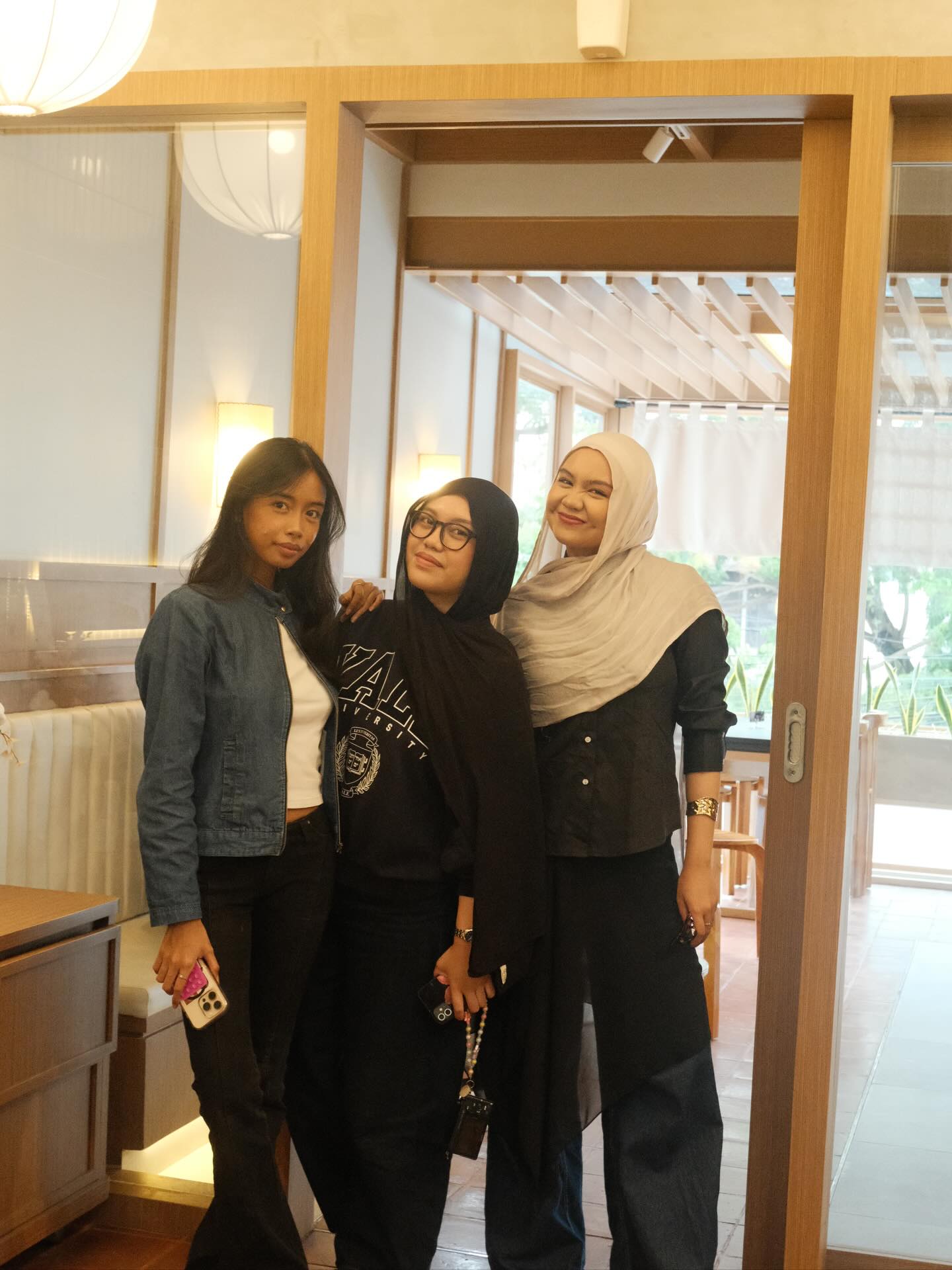 This Makassar spot is Anjay! No laptops on weekends, what kind of move is that?