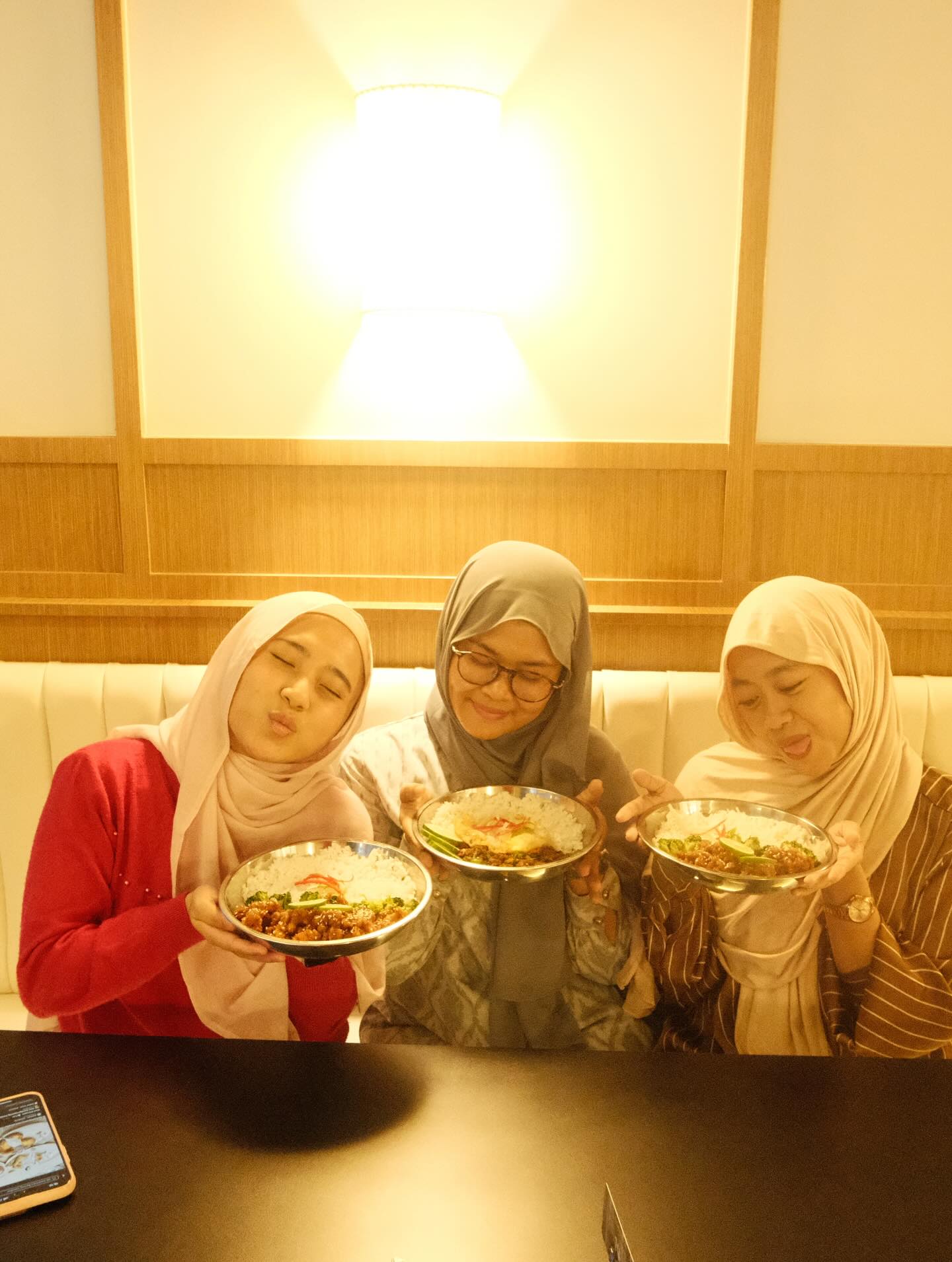 This Makassar spot is Anjay! No laptops on weekends, what kind of move is that? 5