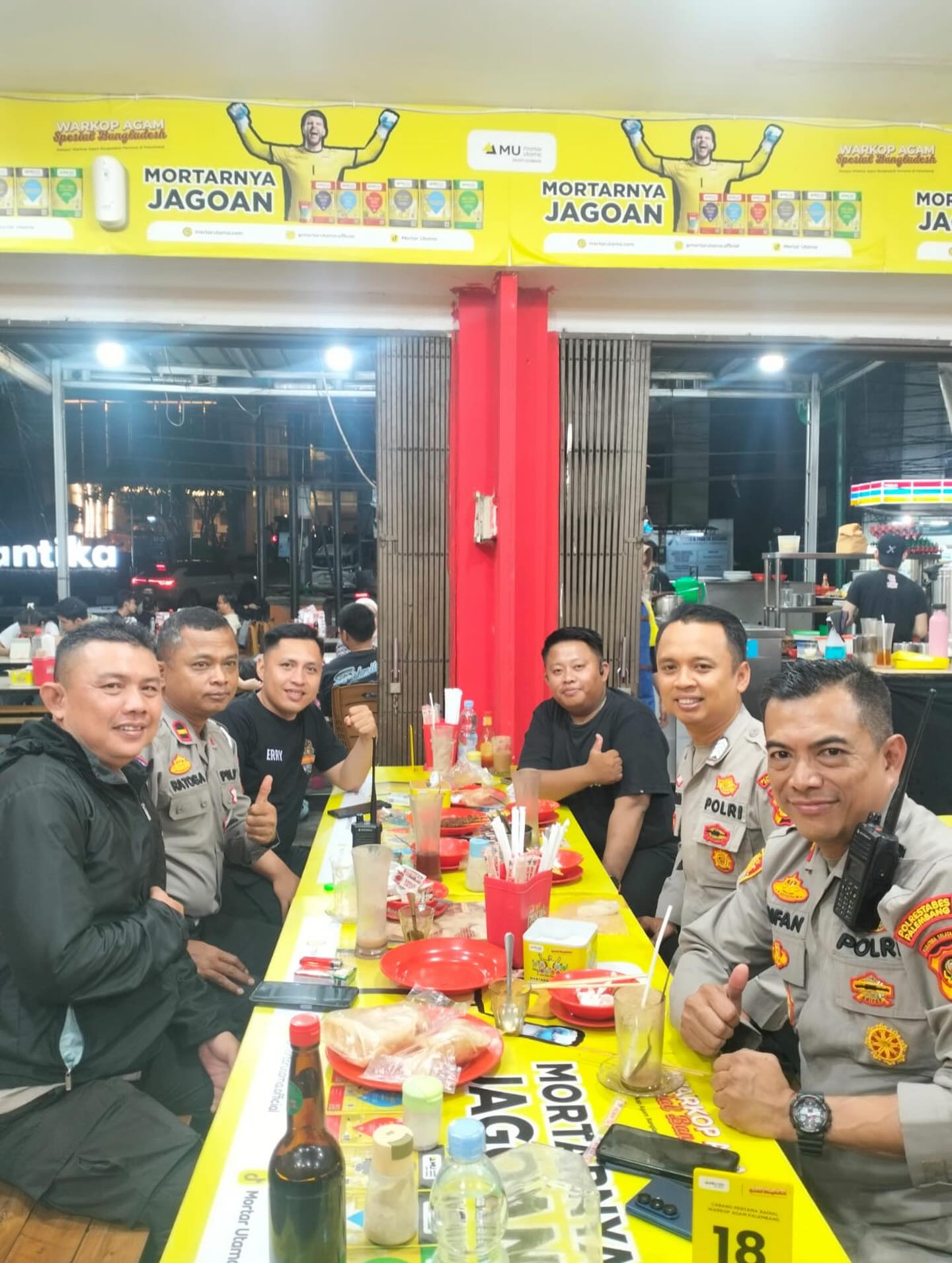 巨港这家神级Warkop，好吃到连警察局长都来，但服务员怎么敢…