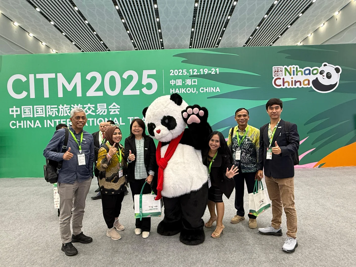 13k吃到饱？巴东这家茅草屋烤鸡，凭什么让上班族挤破头？