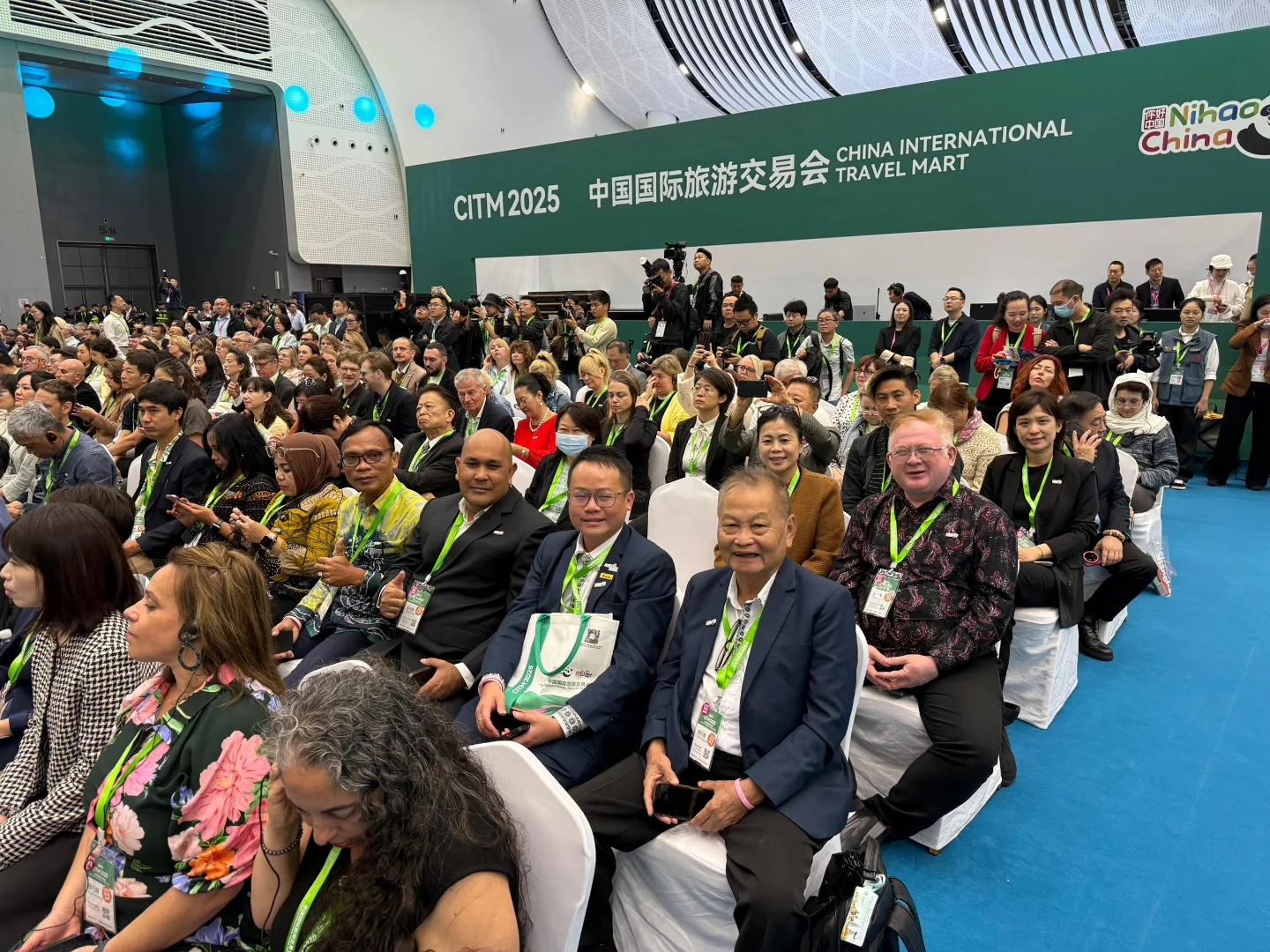 13k吃到饱？巴东这家茅草屋烤鸡，凭什么让上班族挤破头？ 2