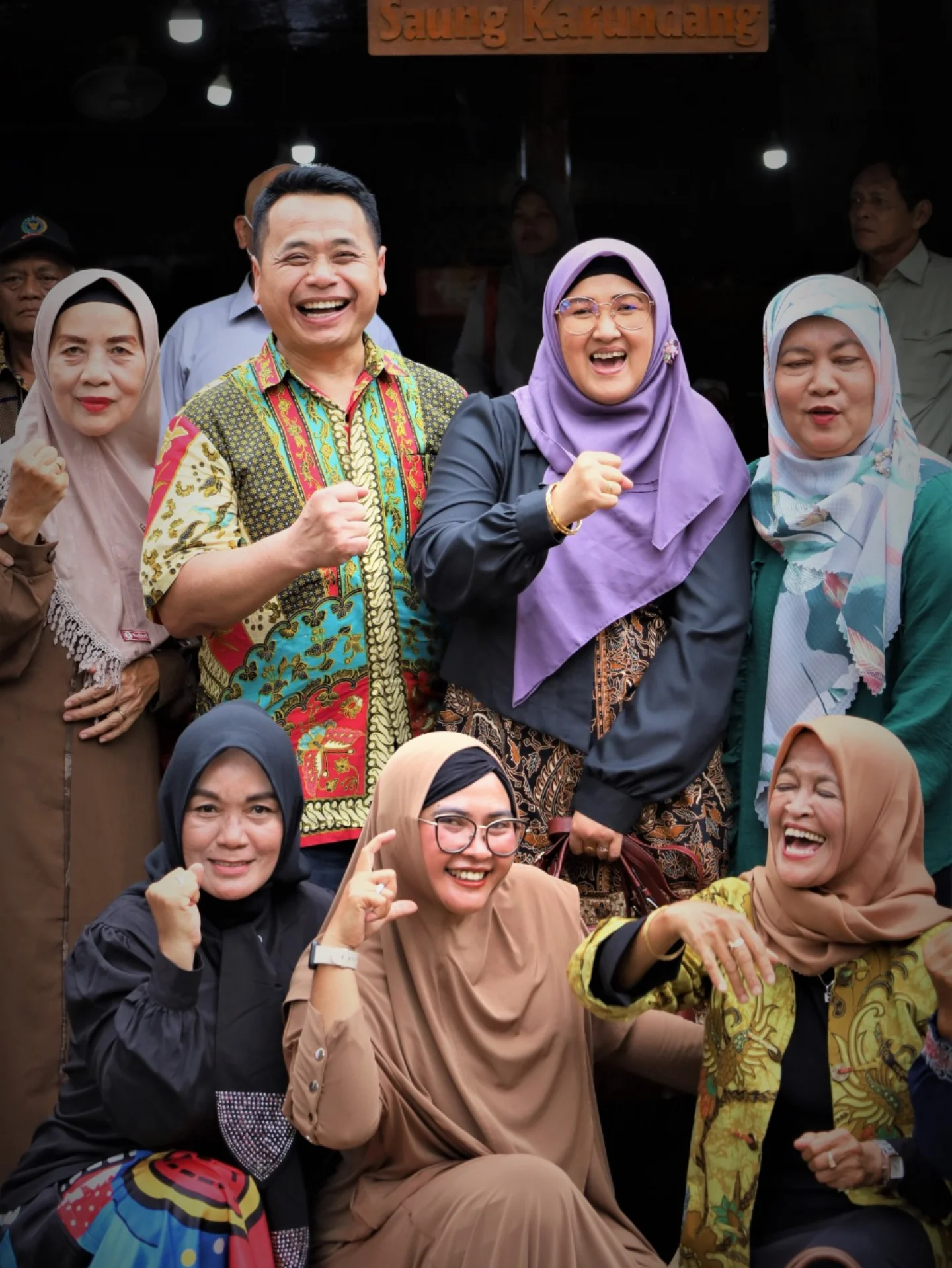 Kumpul keluarga enaknya di mana? Nongkrong di saung Cileng ini aja, per orang gak sampe 50k! Tapi weekend jangan dateng pas perut kosong ya