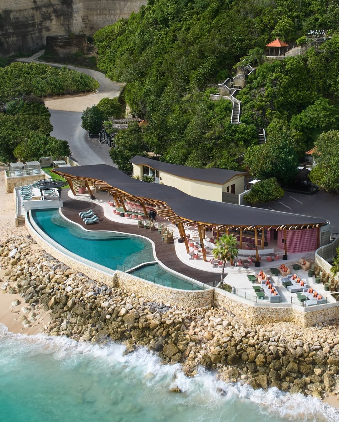 Anjay, Raja Sunset Baru di Bali! Beach Club-nya Hilton, gak pake naik tangga, langsung ke pantai