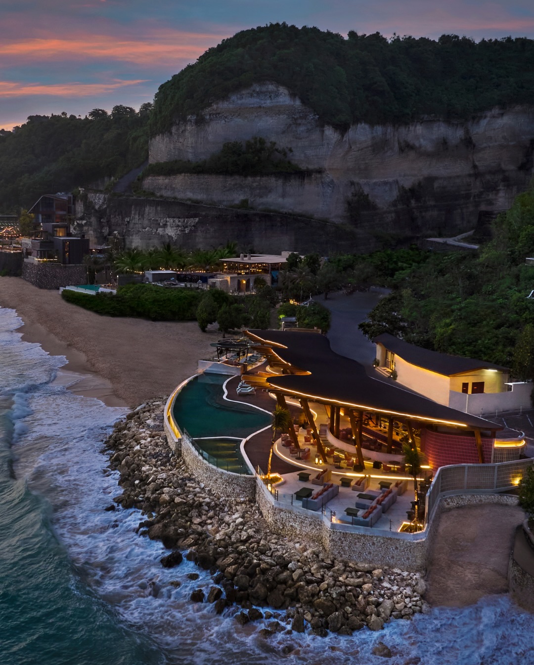 Nongkrong liat sunset di Uluwatu gak perlu gempor lagi! Spot baru dari Hilton ini emang Mantap, ngerti banget! 😎
