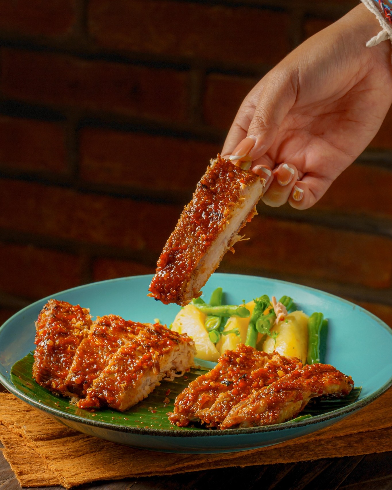 Antre setengah jam, cuma demi sepiring babi panggang 'listrik' api kayu ini? 2