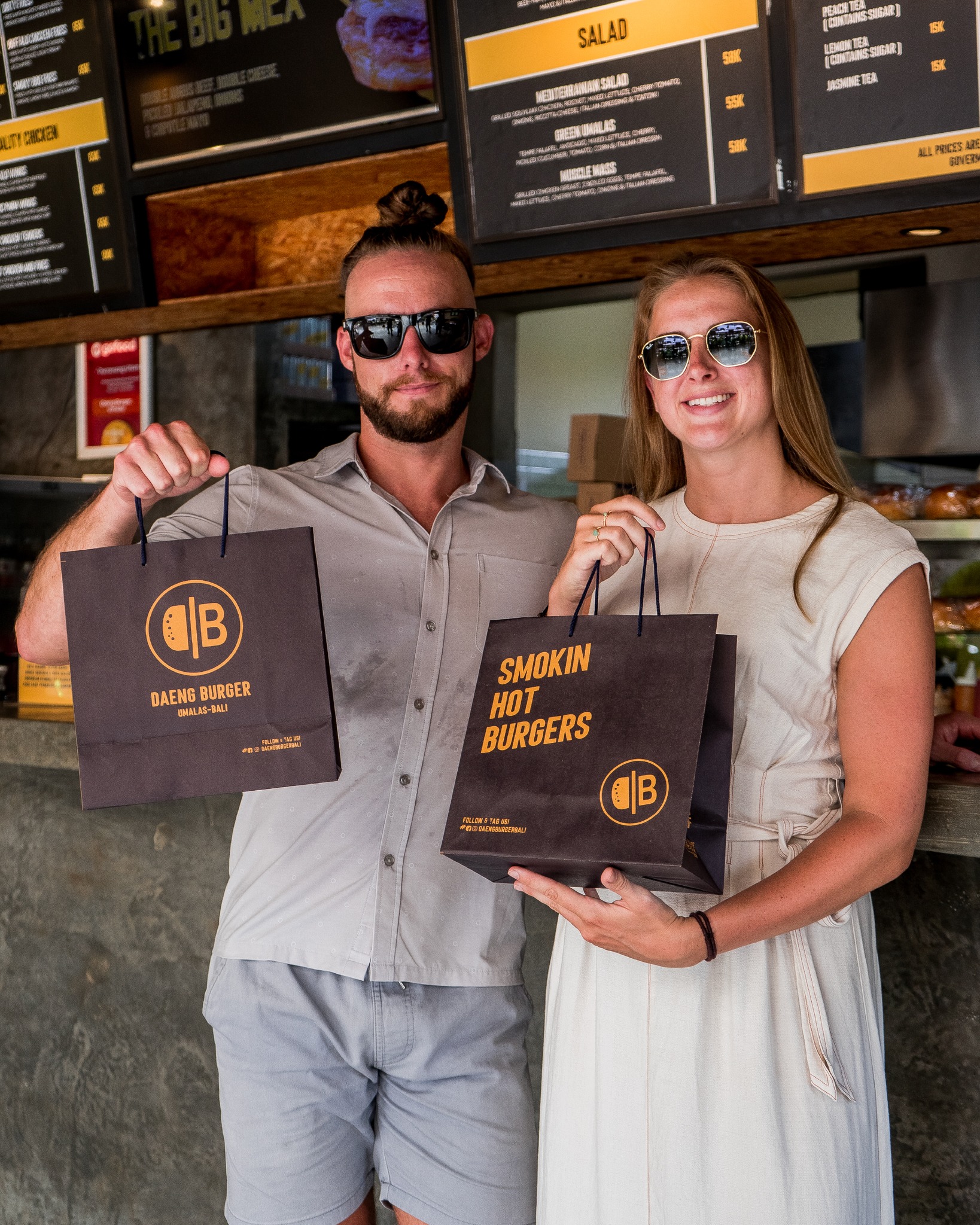 Kata siapa burger pinggir jalan gitu-gitu aja? Anjay! Di Makassar, bosnya lebih Mantap dari burgernya