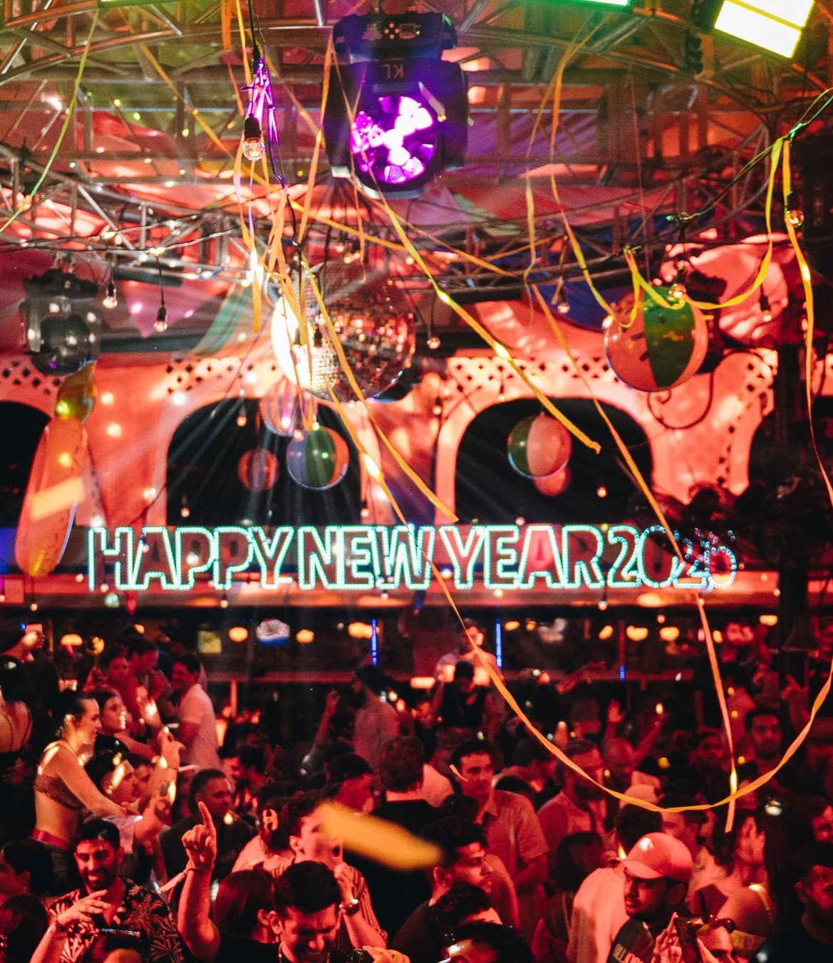 Siapa bilang Bali cuma buat Chill? Anjay, tempat ini bikin kamu party di atas meja