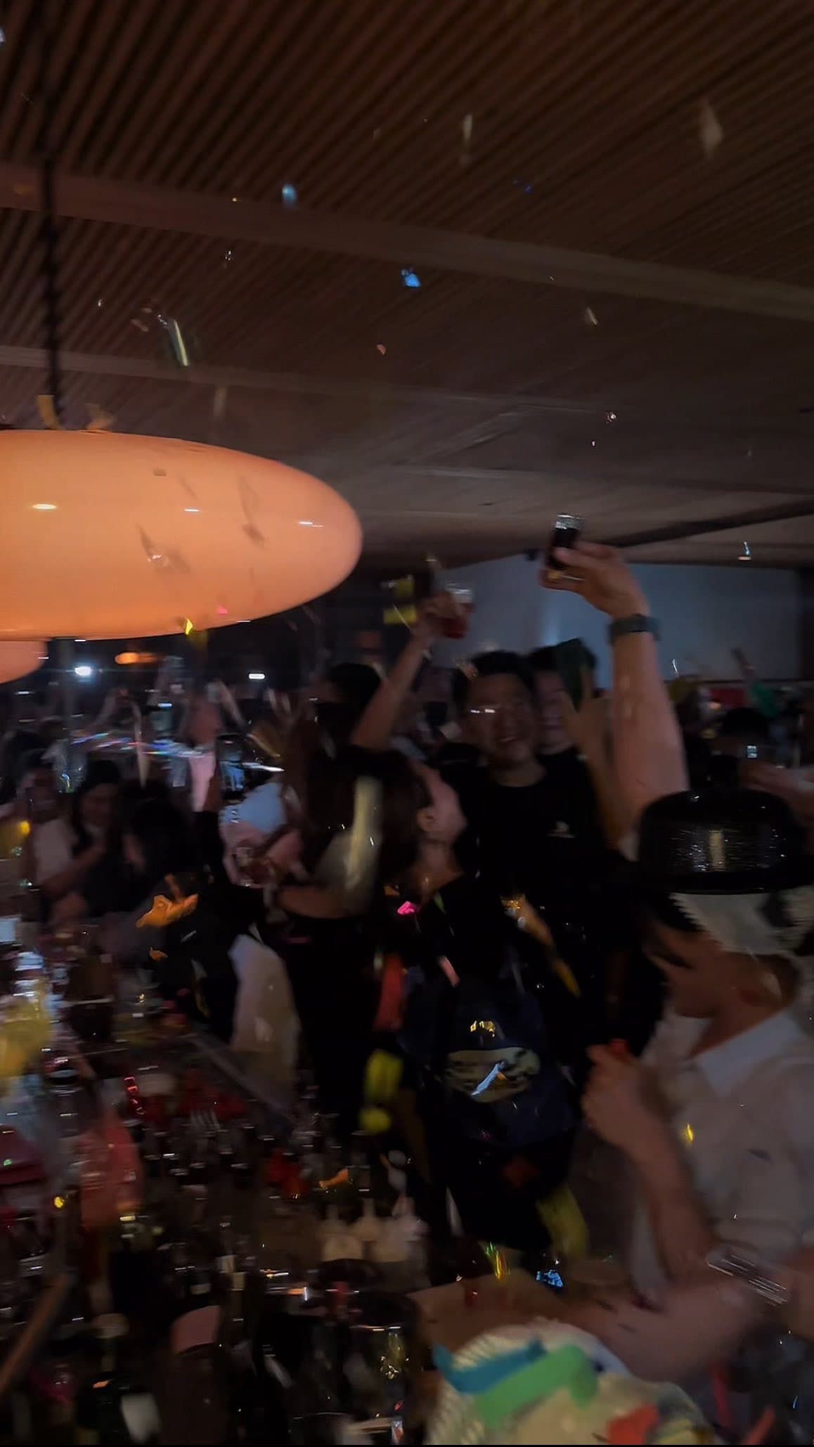 Anjay, pelayannya lebih galak dari gue? Nongkrong di bar viral Senopati ini, mending pas Happy Hour aja buat cari promo