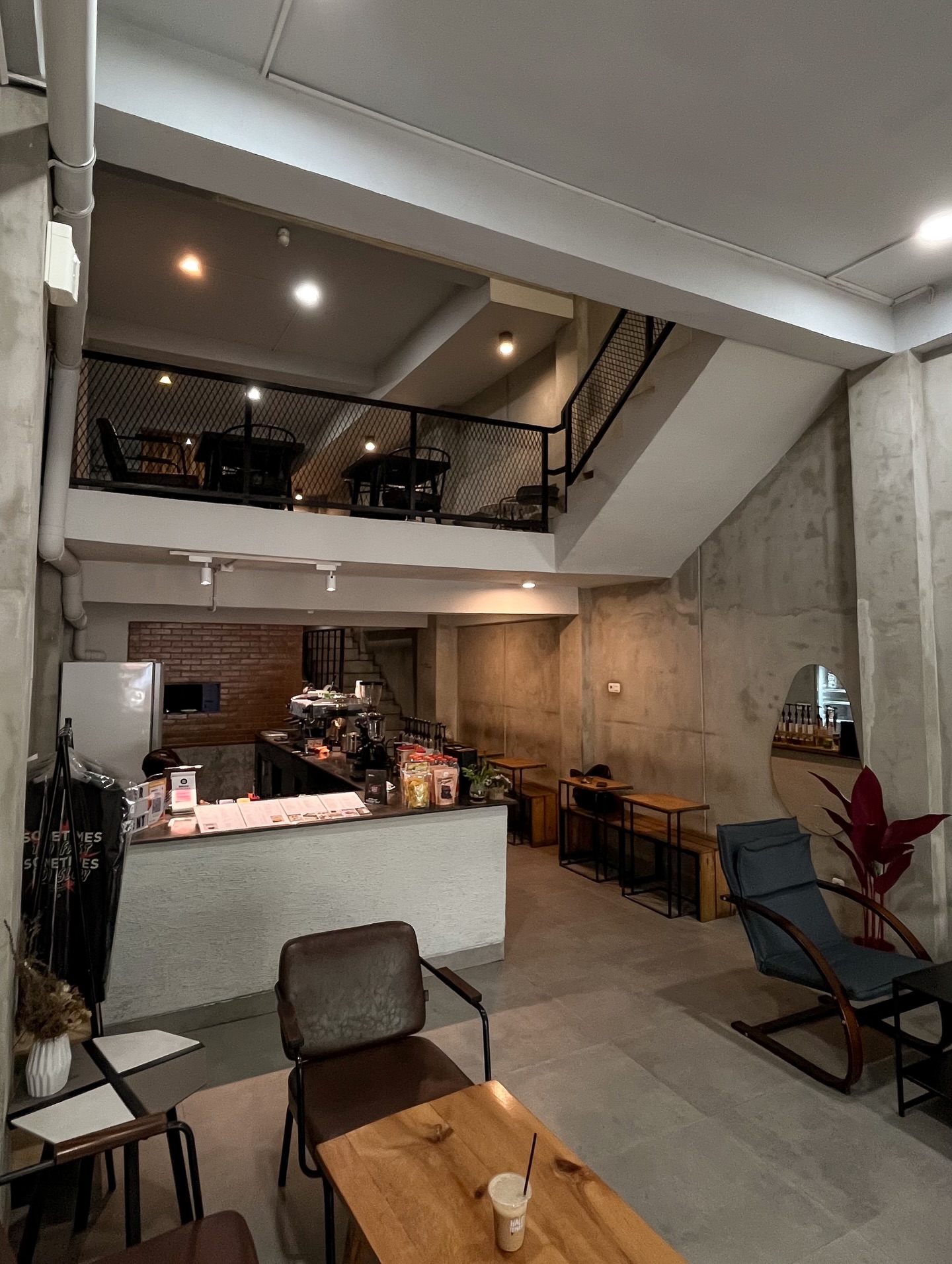 一楼烟火气，二楼图书馆，望加锡这家咖啡馆太懂了！