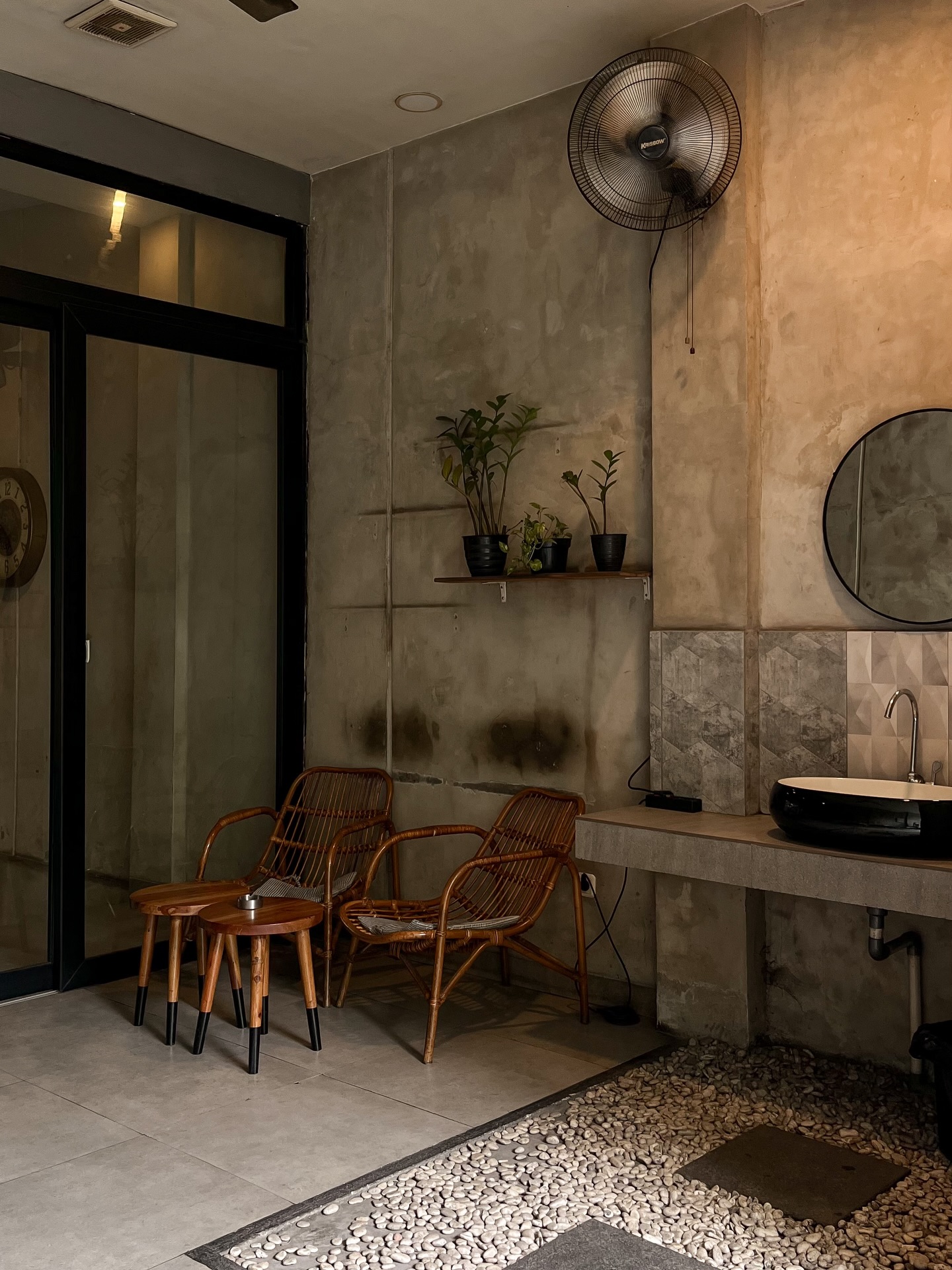 一楼烟火气，二楼图书馆，望加锡这家咖啡馆太懂了！ 2