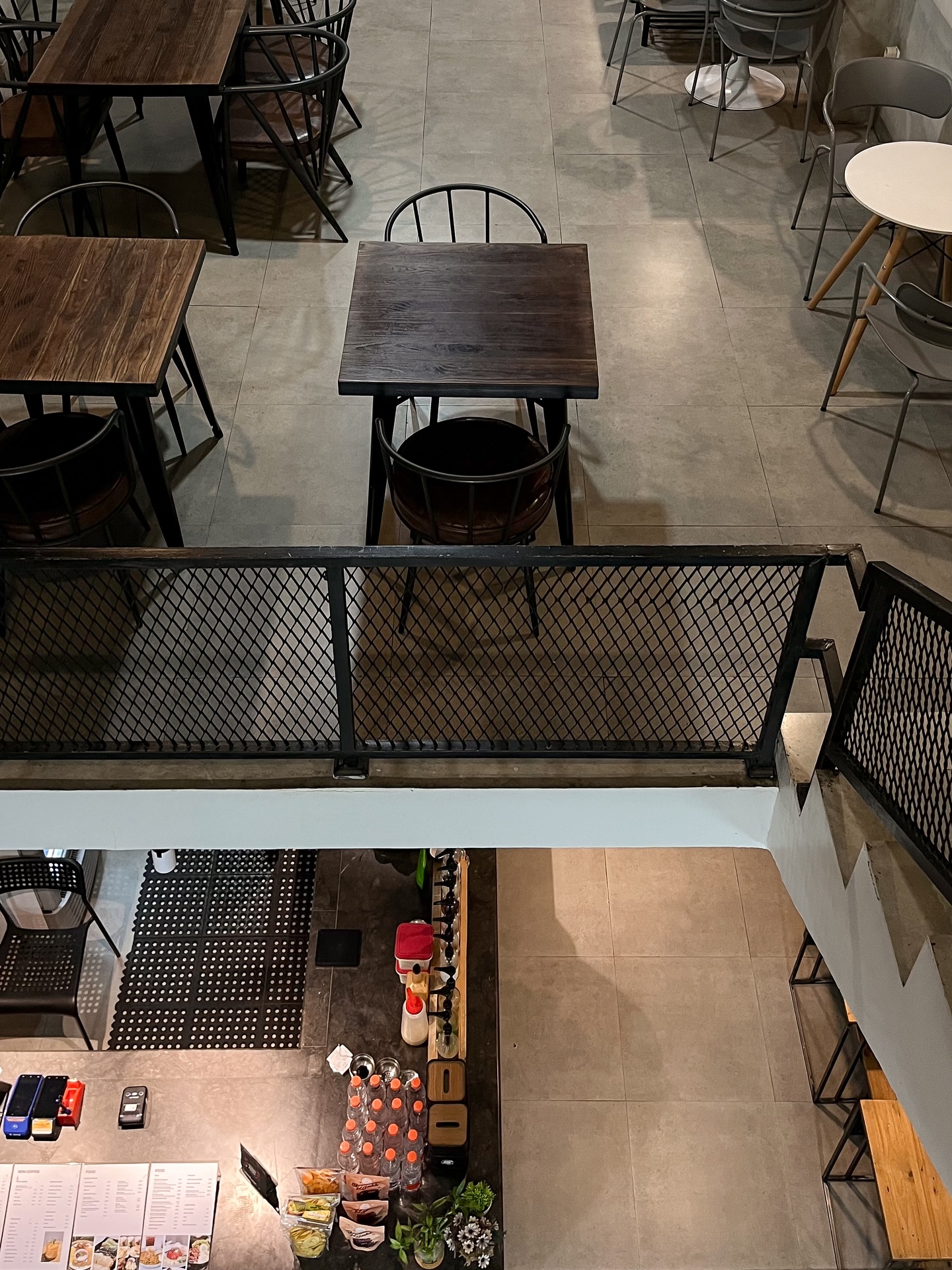 一楼烟火气，二楼图书馆，望加锡这家咖啡馆太懂了！ 3