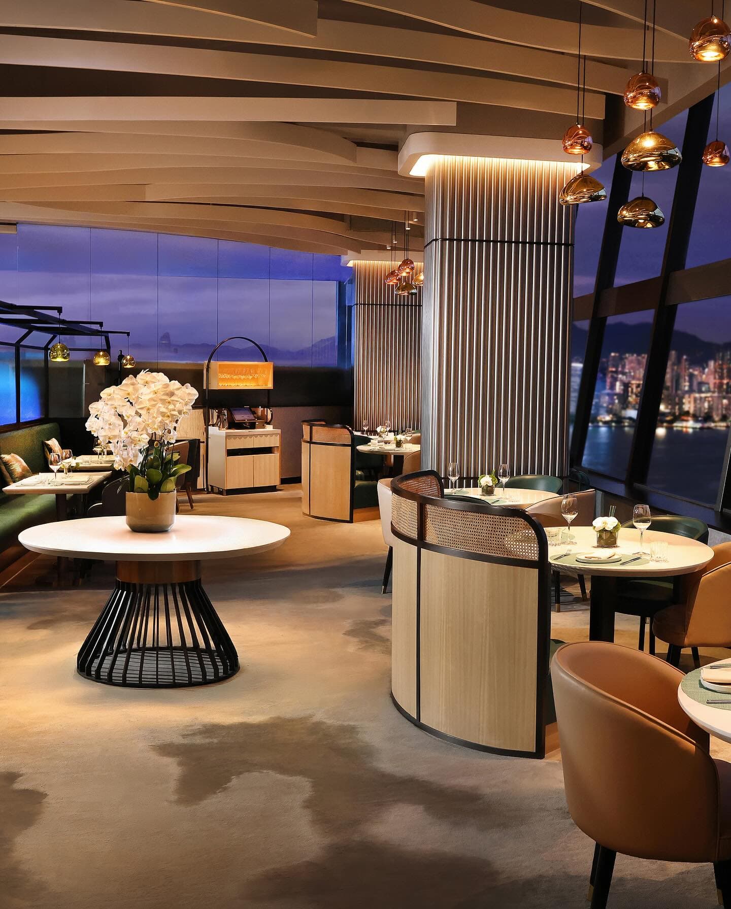 Kata siapa nongkrong di Skye bikin kantong bolong? Gini lho cara chill nikmatin night view Jakarta