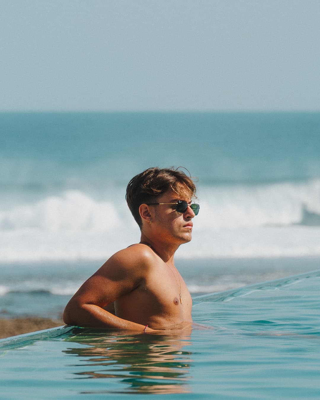 别再无脑冲！乌鲁瓦图这家网红Beach Club，美貌与巨坑并存…