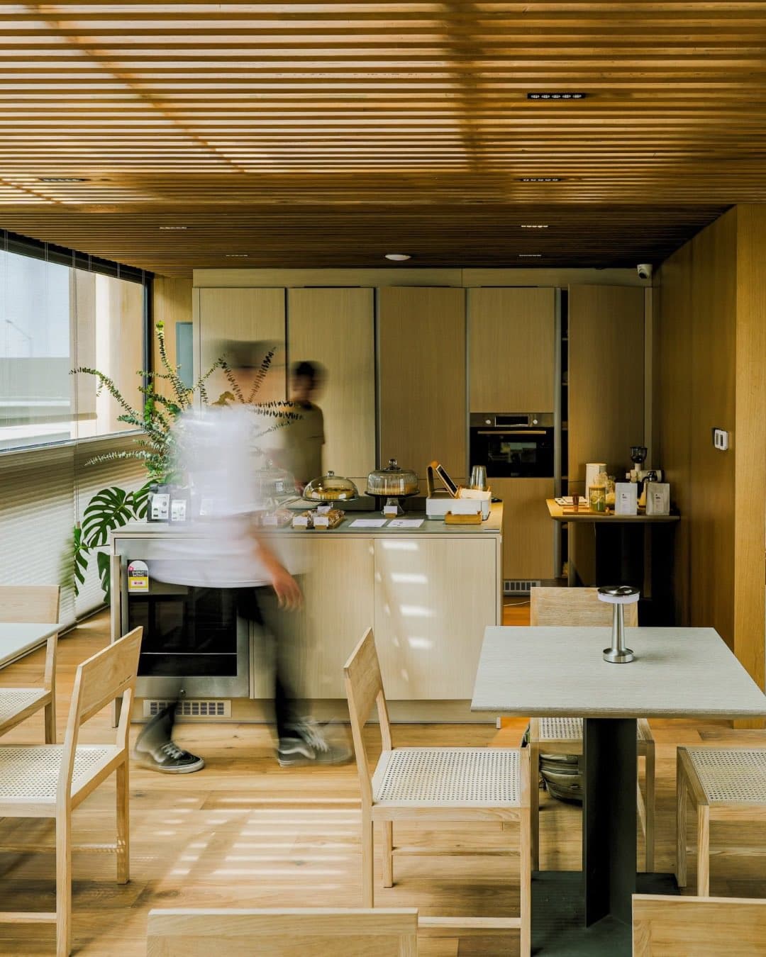 Tempatnya sempit banget, hampir puter balik! Tapi demi kopi ini, gue tahanin deh