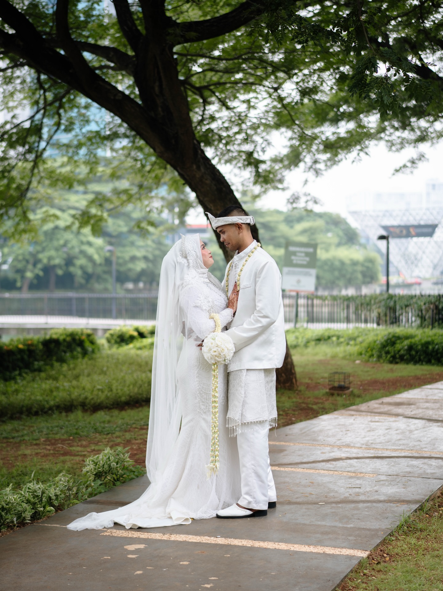 View-nya Mantap buat Chill 🌅, tapi rasa & servisnya kayak blind box? Resto di Bekasi ini Anjay bikin galau 2