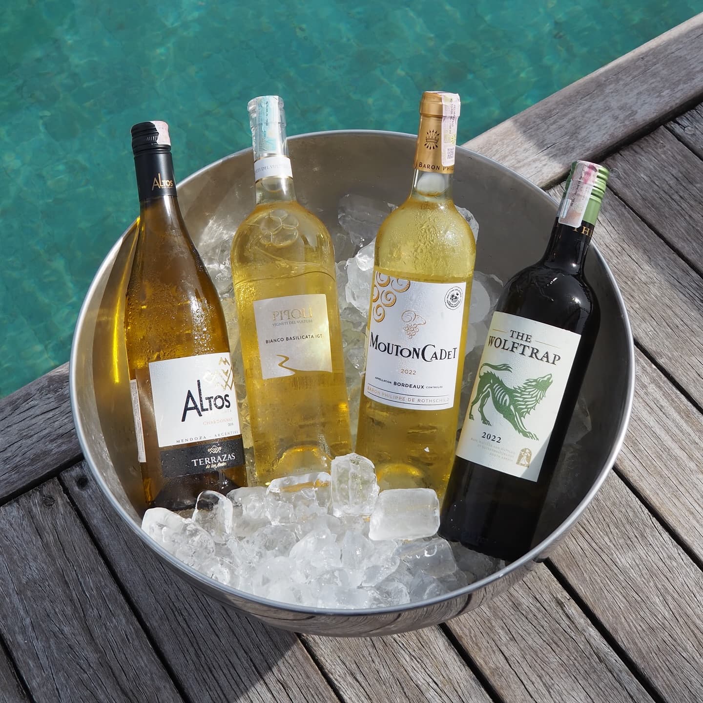 Kata siapa beach club di Canggu berisik doang? COMO nggak setuju! Ini baru tempat nongkrong yang chill & mantap.