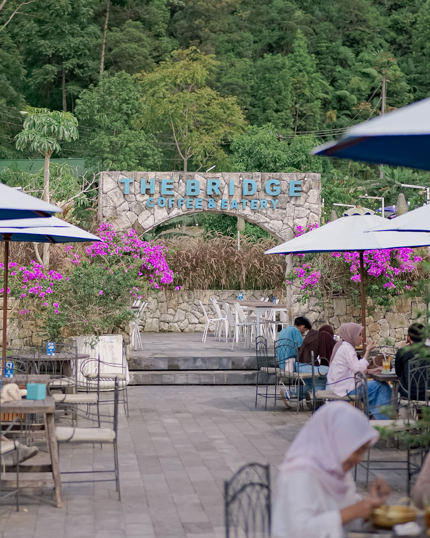 Surga `Nongkrong` buat perokok, neraka buat keluarga? `Anjay`, kafe RAKSASA di Tawangmangu ini, jadi gas atau skip nih?