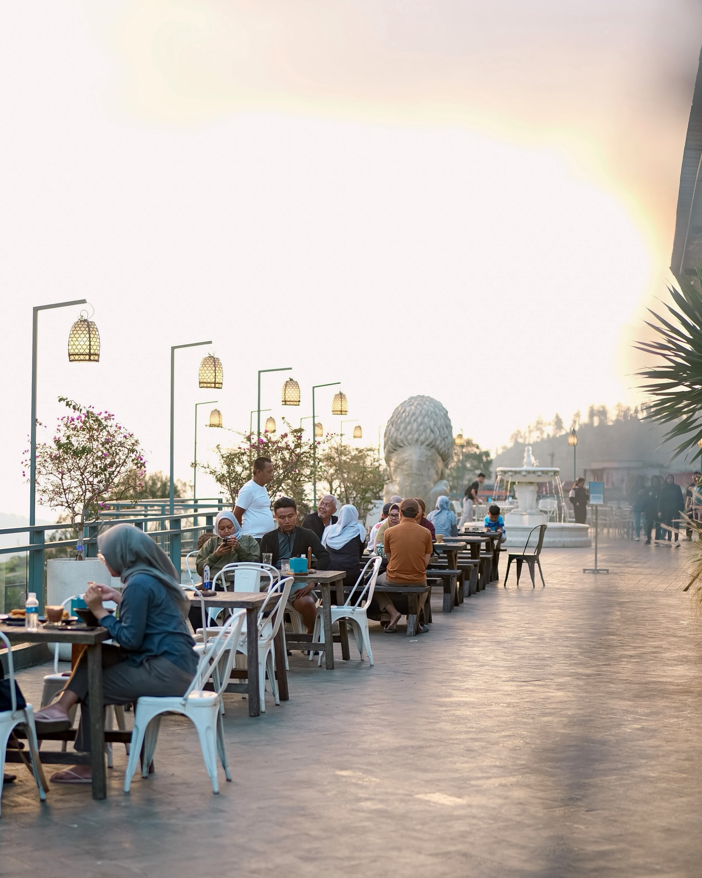 Surga `Nongkrong` buat perokok, neraka buat keluarga? `Anjay`, kafe RAKSASA di Tawangmangu ini, jadi gas atau skip nih? 2