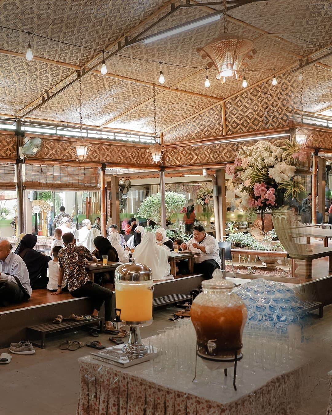 Tim makan keluarga Jakarta, merapat! Gue kupas tuntas plus minusnya resto lokal legendaris 40 tahun ini. 4