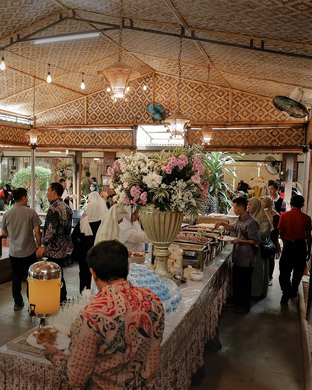 Tim makan keluarga Jakarta, merapat! Gue kupas tuntas plus minusnya resto lokal legendaris 40 tahun ini. 5