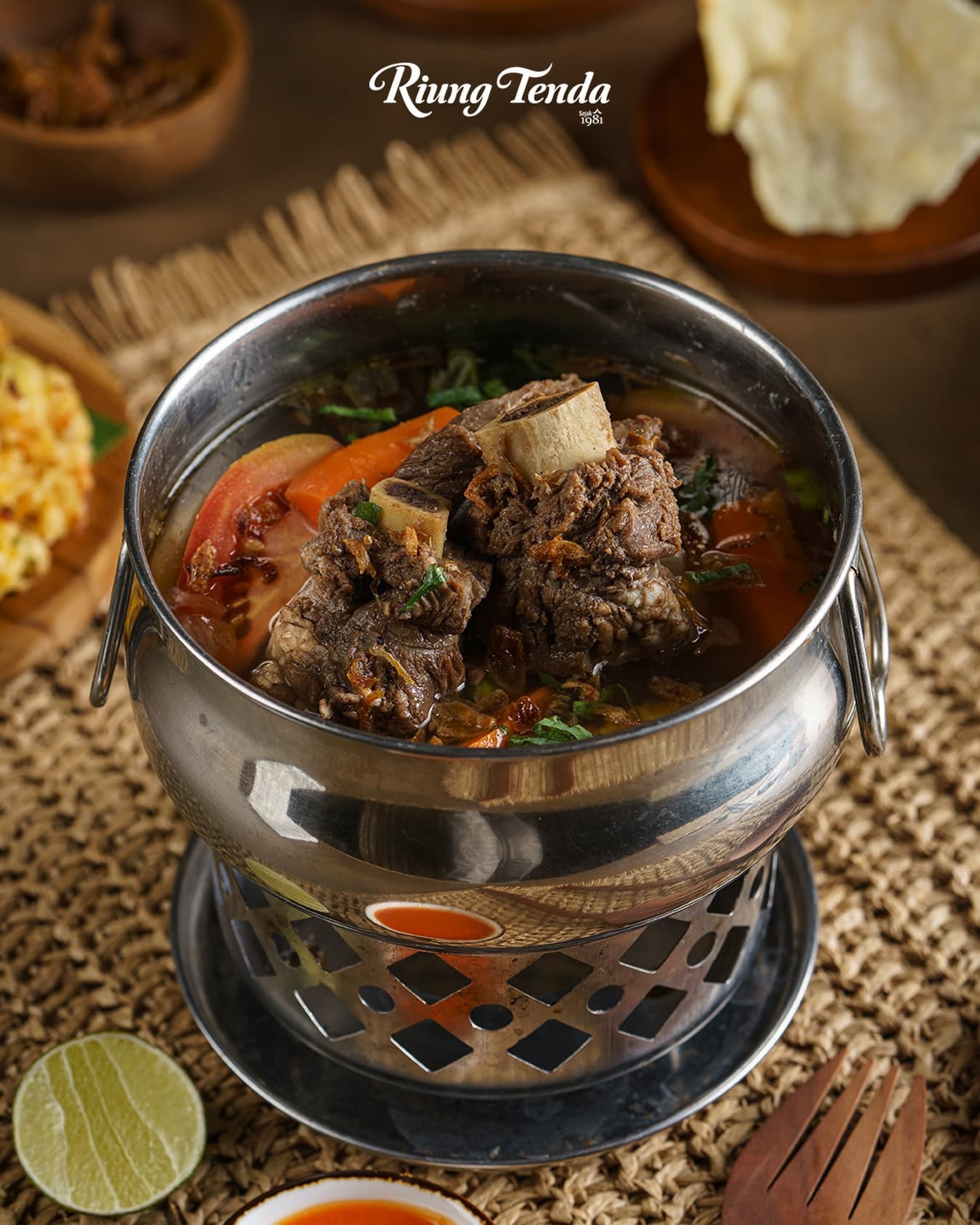 Tim makan keluarga Jakarta, merapat! Gue kupas tuntas plus minusnya resto lokal legendaris 40 tahun ini.