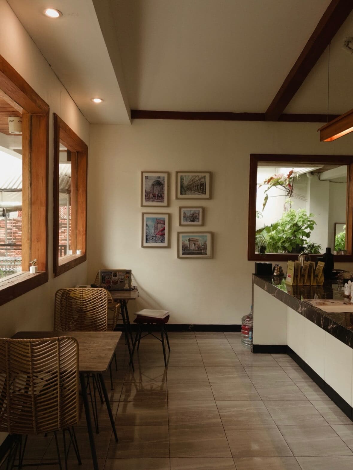 Di atas WFC-nya chill & mantap, eh di bawah nyamuknya party? 🦟 Anjay, kafe Jaktim ini beneran bikin love-hate! 😂 2