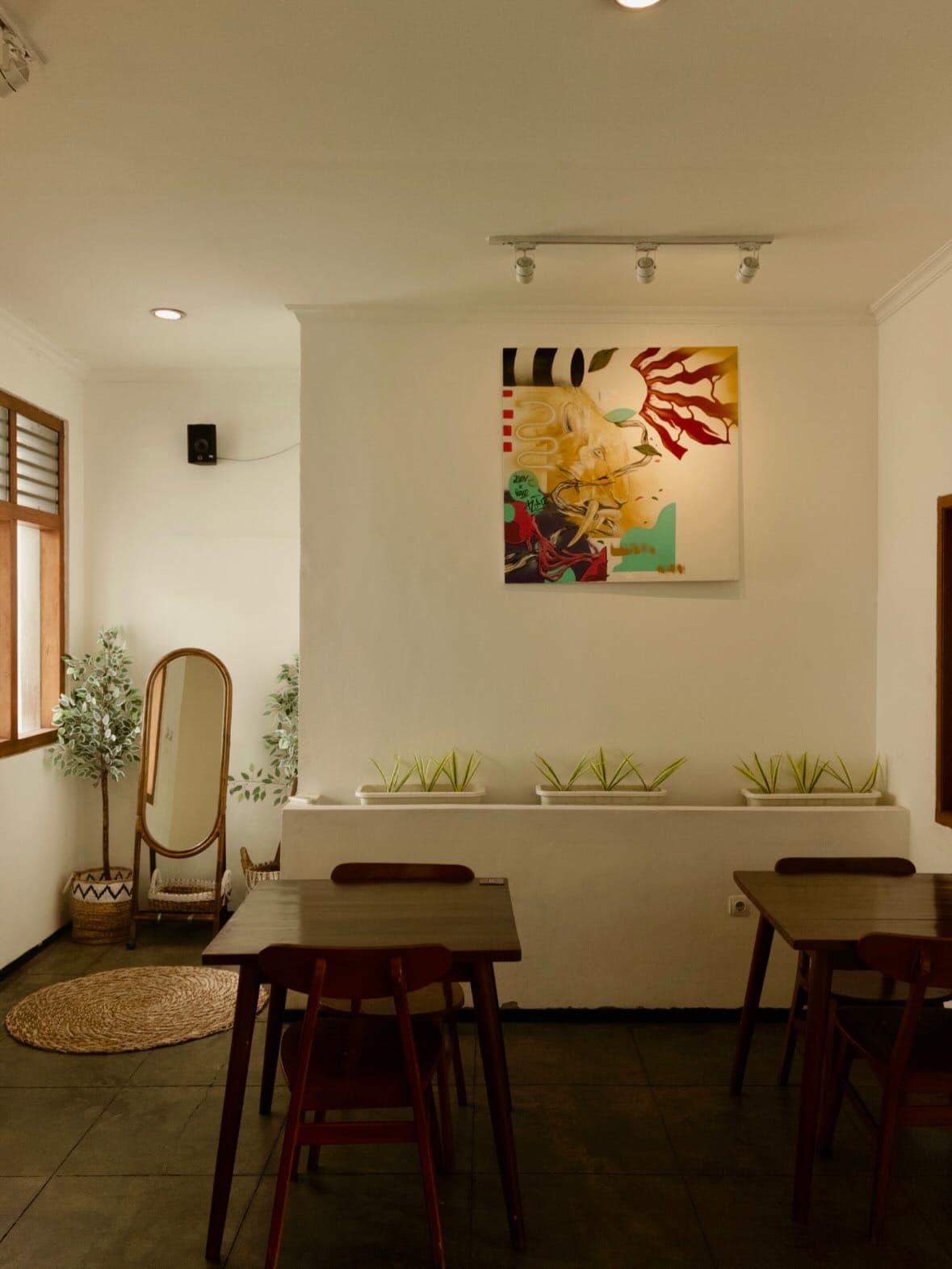 Di atas WFC-nya chill & mantap, eh di bawah nyamuknya party? 🦟 Anjay, kafe Jaktim ini beneran bikin love-hate! 😂 3