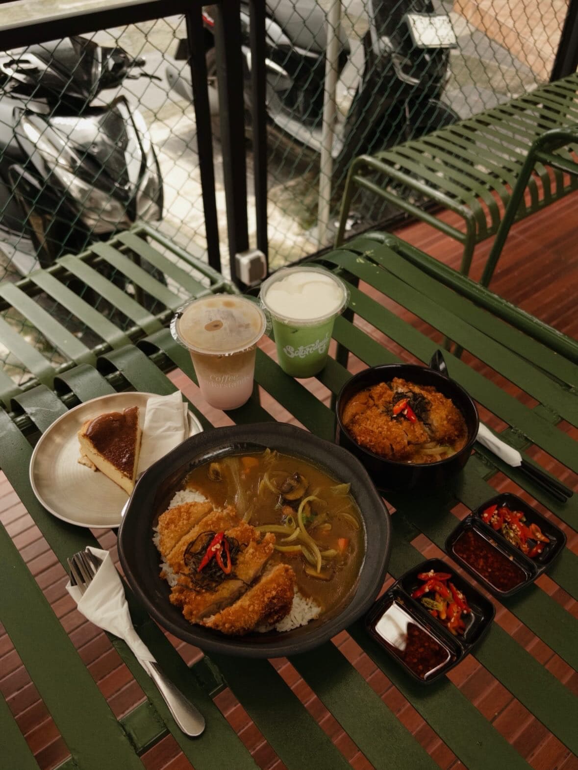 Di atas WFC-nya chill & mantap, eh di bawah nyamuknya party? 🦟 Anjay, kafe Jaktim ini beneran bikin love-hate! 😂