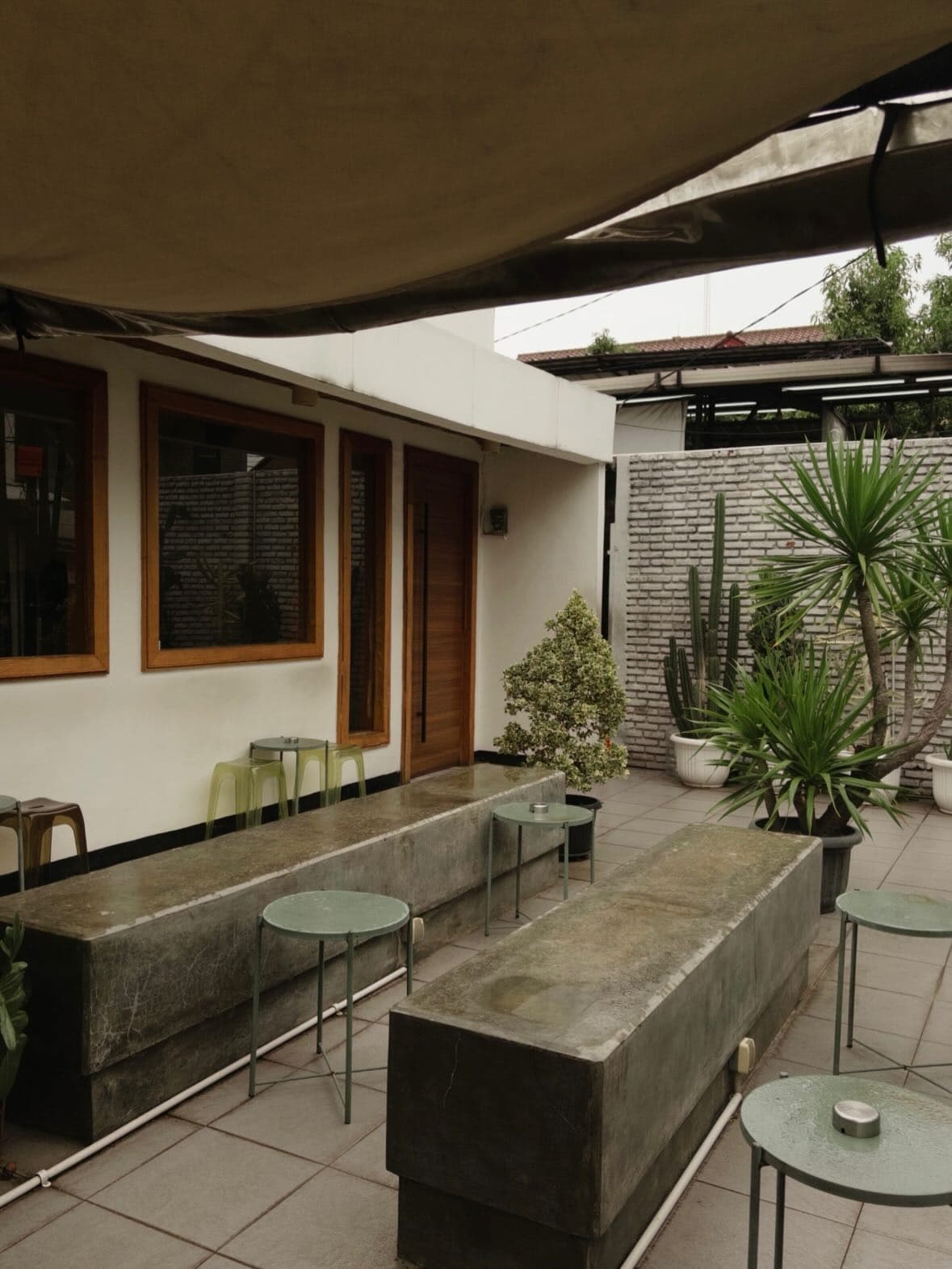 Di atas WFC-nya chill & mantap, eh di bawah nyamuknya party? 🦟 Anjay, kafe Jaktim ini beneran bikin love-hate! 😂 6