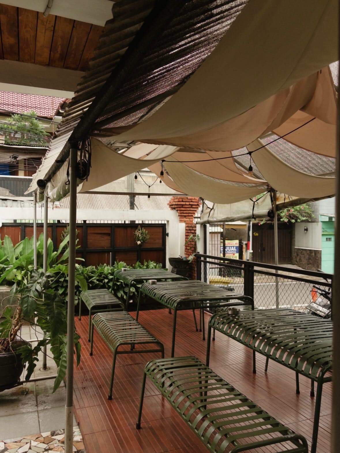 Di atas WFC-nya chill & mantap, eh di bawah nyamuknya party? 🦟 Anjay, kafe Jaktim ini beneran bikin love-hate! 😂 7