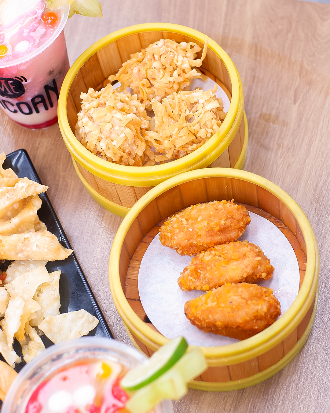 Gak nyampe 20 ribu per orang, antreannya sampai nyebrang jalan? Ada apa sih sama 'mie pedas nomor satu' di Indonesia ini? 1