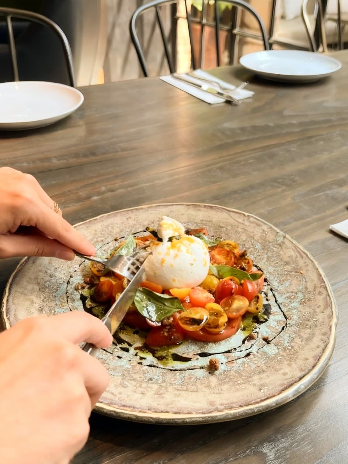 Rating Google 4.6, tapi menurut gue ini bukan makanan Italia. Anjay, ntar gue digebukin gak ya? 😂 7