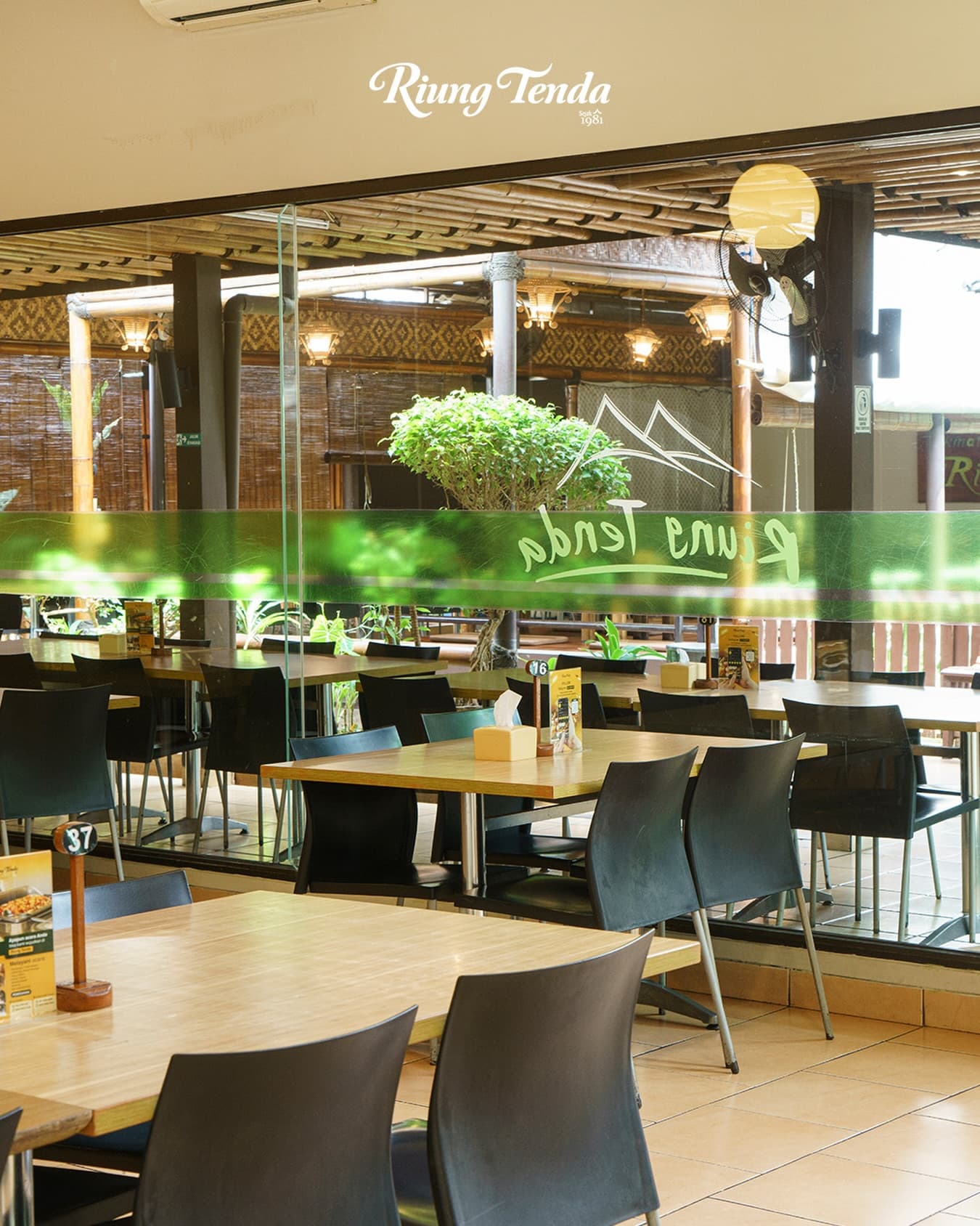 Tim makan keluarga Jakarta, merapat! Gue kupas tuntas plus minusnya resto lokal legendaris 40 tahun ini. 2