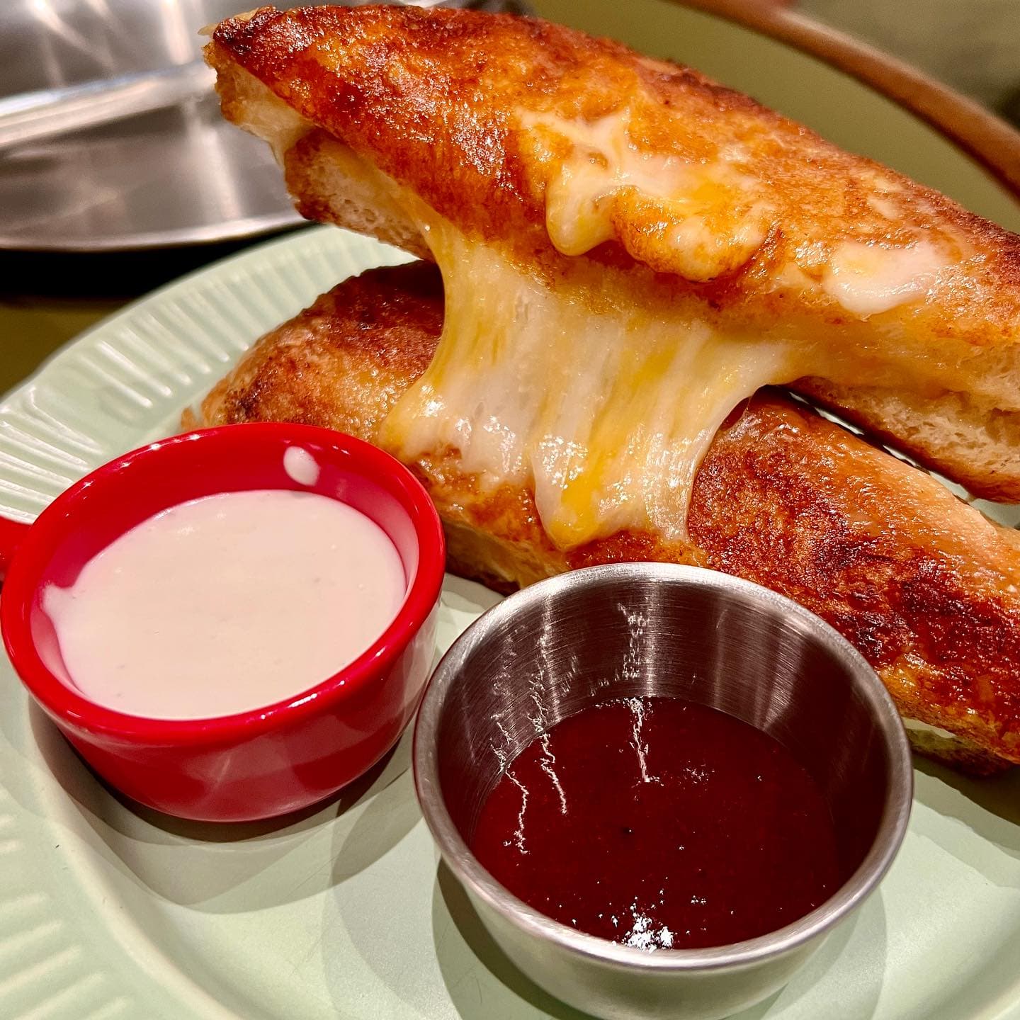 How did a 4-seat, self-service dessert shop in Jakarta go viral? 4