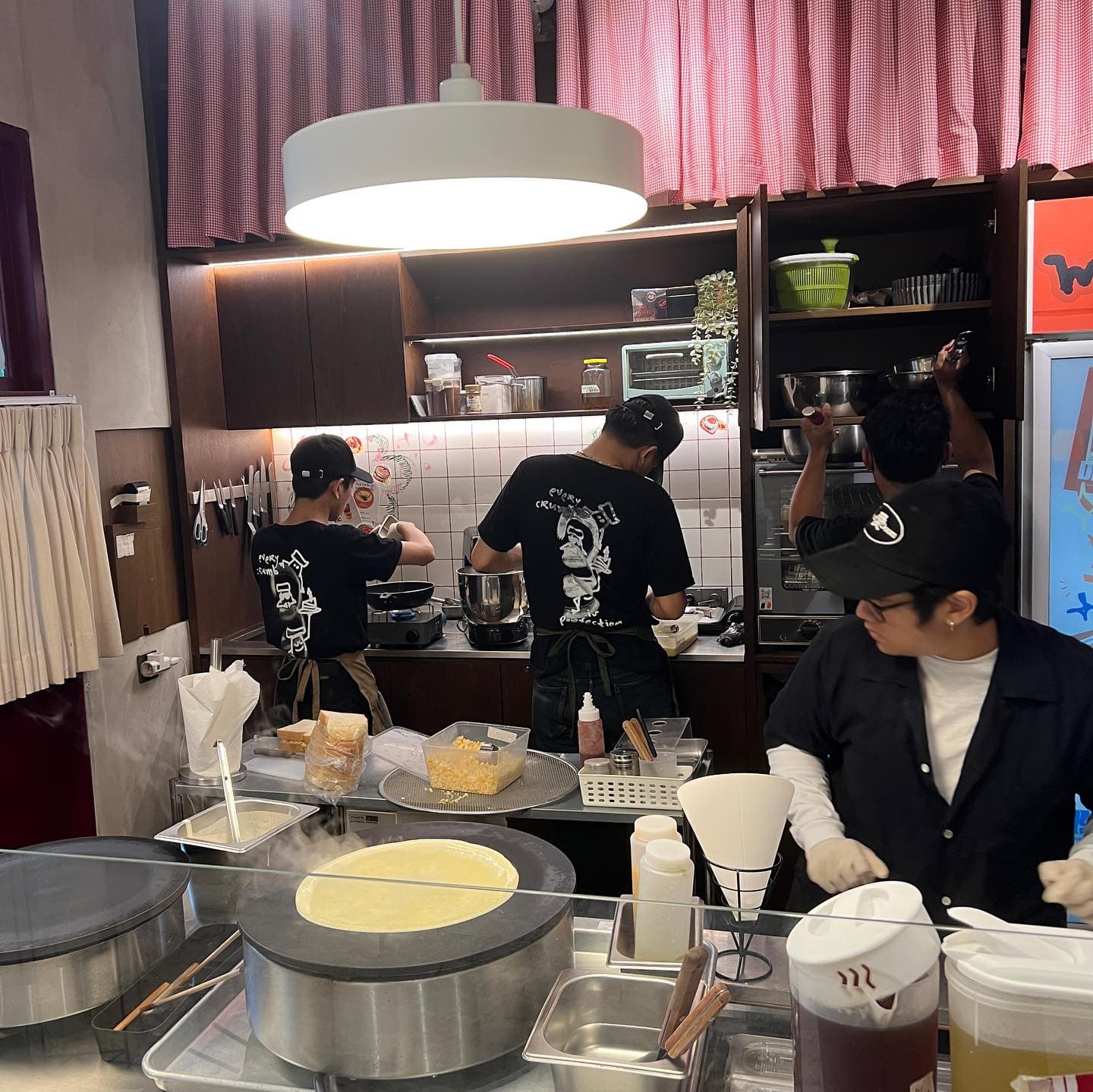 How did a 4-seat, self-service dessert shop in Jakarta go viral? 5