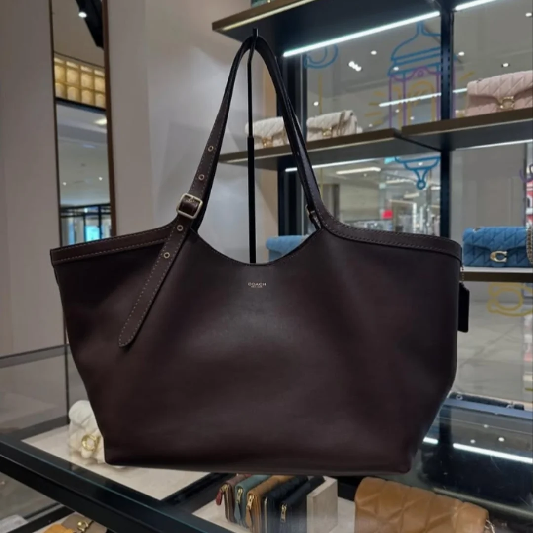 Anak gaul Jakarta, kumpul! Nongkrong di Plaza Indonesia bukan cuma shopping, tapi juga liat pameran 7